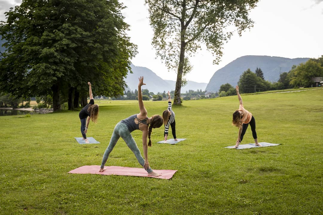 Joga v objemu narave. Moja najljubša praksa 💚. Če vas to poletje zanese v Bohinj vabljeni, da se nam pridružite.🧘♂️
🌲V svežem alpskem zraku nežno prebudimo svoje telo, se povežemo s sedanjim trenutkom ter čudovito spokojnostjo Bohinjske narave. Vsako soboto ob 8:00. Pri @karakter_bar na Ribčevem lazu.
Ker je po jogi vedno fajn kaj dobrega pojest smo vam pripravili tele pakete:
.
🥣☕Joga+zajtrk (lokalni ali kokosov jogurt z domačo granolo, sadjem, kava ali čaj): 15eur
🥤Joga+smoothie: 13eur
........................................
.
.
Yoga in the embrace of nature. My favourite practice 💚. Every Saturday at 8am at @karakter_bar Welcome to join us!🧘♀️
Special offer for yogis:
.
🥣☕Yoga+breakfast (local or coconut yoghurt with homemade granola and fruit, coffee or tea): 15eur
🥤Yoga+smoothie: 13eur
.
.
@lakebohinj
@ifeelslo
@yogalineshop
@pathstoyoga
📸@mitjasodja
.
.
.
#jogaslovenia #jogavnaravi #lakebohinj #Bohinj #bohinjlake #trikonasana #triglavnationalpark #feelthenature #IfeelsLovenia #yogaslovenia #green #travelslovenia #morningyoga #lakesideyoga