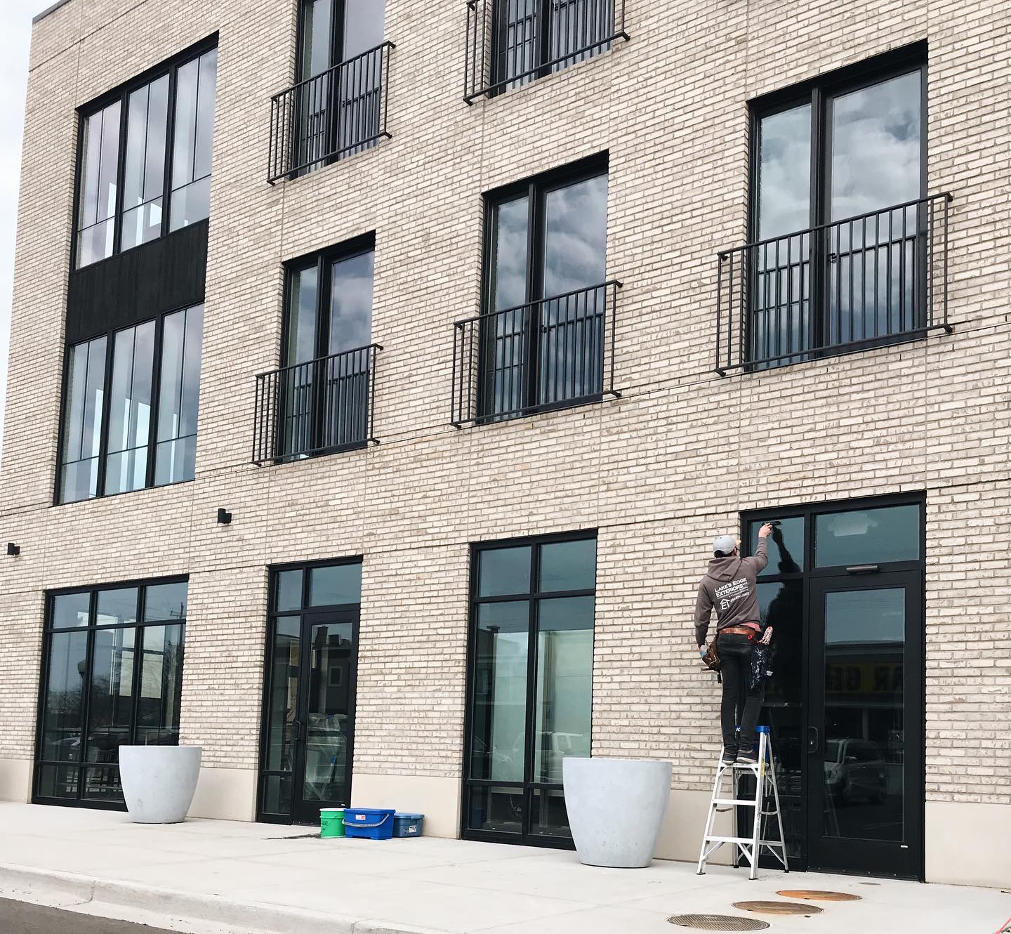 Happy Spring 💐 How excited are you for the opening of this beautiful building and all the new small businesses it’s bringing to the town? We are thrilled to be apart of it. #supportsmallbusiness #windowcleaning #smallbusinessowner #localbusiness #springlake #grandhaven @epicureanvillage @grandfinalecafe