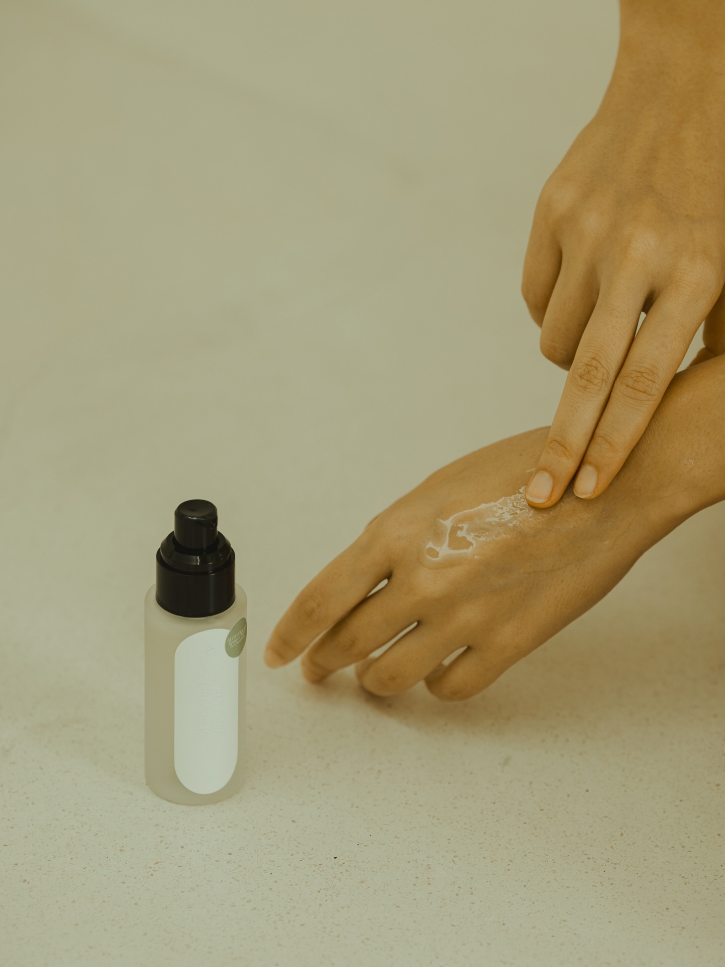 Aloe Vera + HA — powerful hydration duo 🌱
With its moisture-magnet powers, hyaluronic acid draws hydration into the skin. Aloe vera lends its soothing touch, sealing in moisture for lasting comfort.
— DM to get yours 🌿
#hyaluroni̇caci̇d #aloevera #baliskin #balisoothing