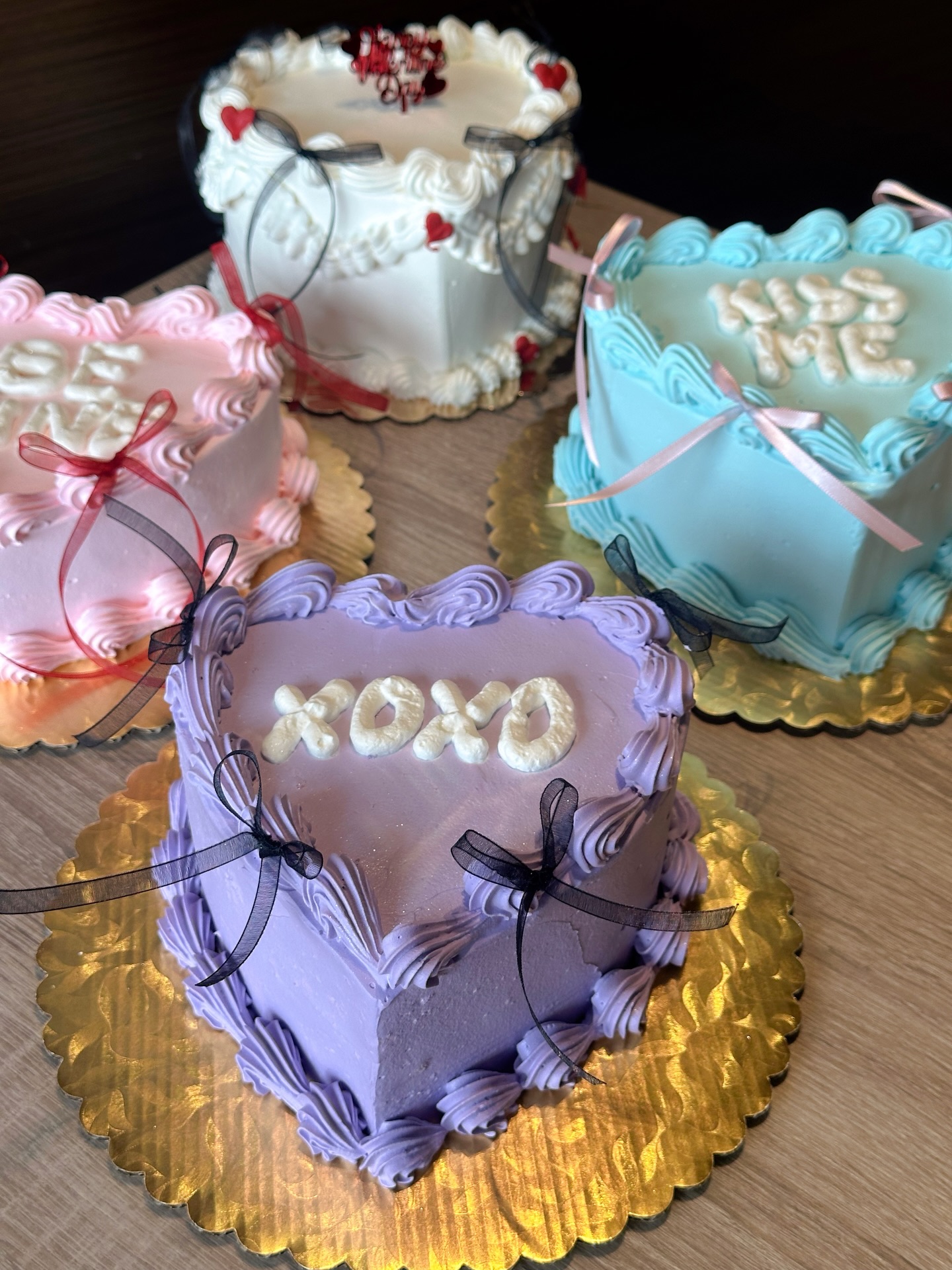 Our Vintage Style Heart Cakes are officially here at Kiki Bakery 💕
Delicate piping, romantic details, and that timeless retro charm—perfect for Valentine’s Day, anniversaries, or any sweet moment worth celebrating.
✨ Custom colors & personalized messages available
🛒 Order now at kikibakery.com
Because every love story deserves a beautiful cake 🎂💗#seattlebakery #valentinescake #heartcake