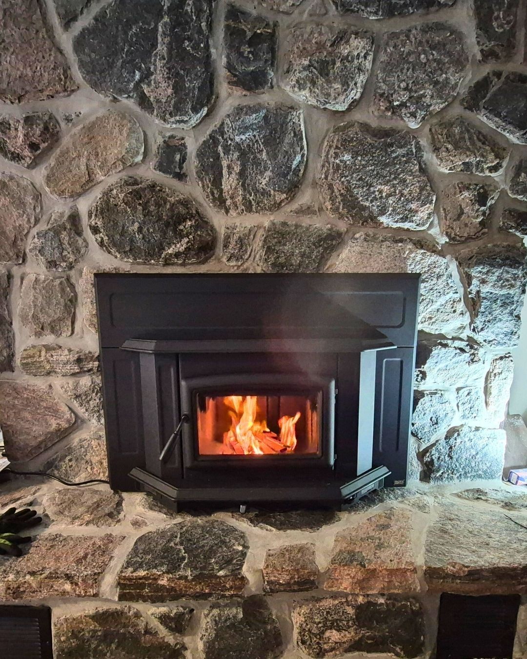 Does your stone fireplace need an upgrade? This classically-designed @pacificenergyfireplaceproducts Super Insert LE fits beautifully in this existing stonework.
The Super Insert LE can transform your drafty fireplace into an easy-to-light, easy-to-load reliable source of heat with the convenience of one-touch adjustable temperature control and reliable breakthrough catalytic-free technology.
#theheatingsource #woodfire #woodfireplace #woodheat