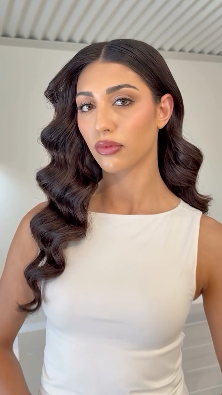 How GORGEOUS did these Hollywood waves look from my masterclass at @allure_hair_beauty earlier this week? ❤️🔥
I have SO MUCH to share with you from our day. It was such a fun experience and I can’t wait to share it all with you!
Want to book your own class? I offer 1:1, small groups and in-salon training for entire teams. DM me for more information ✨