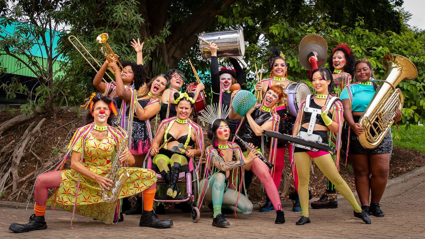 Bloca Circense Humanas é um cortejo vibrante que mistura música ao vivo e números circenses: malabarismo, acrobacia mão a mão, acrobacia em cadeira de rodas, palhaçaria, mímica, bambolês e lollipop lira 🎪
Com 12 artistas em cena, o espetáculo celebra a diversidade, a força do encontro e a potência das mulheres trabalhadoras da cultura. É circo, teatro, música e muita vida pulsando em cada apresentação!
✅ Os próximos espetáculos acontecem nos dias 14/02 às 17h00 e 16/02 às 11h30 e 17h00, com entrada gratuita, no Sesc Pompeia, em São Paulo, a indicação é livre.
Venha se encantar com a magia da Coletiva Humanas, esperamos todos vocês!
🔸 Ju Kaneto é diretora de produção do @coletivahumanas.
