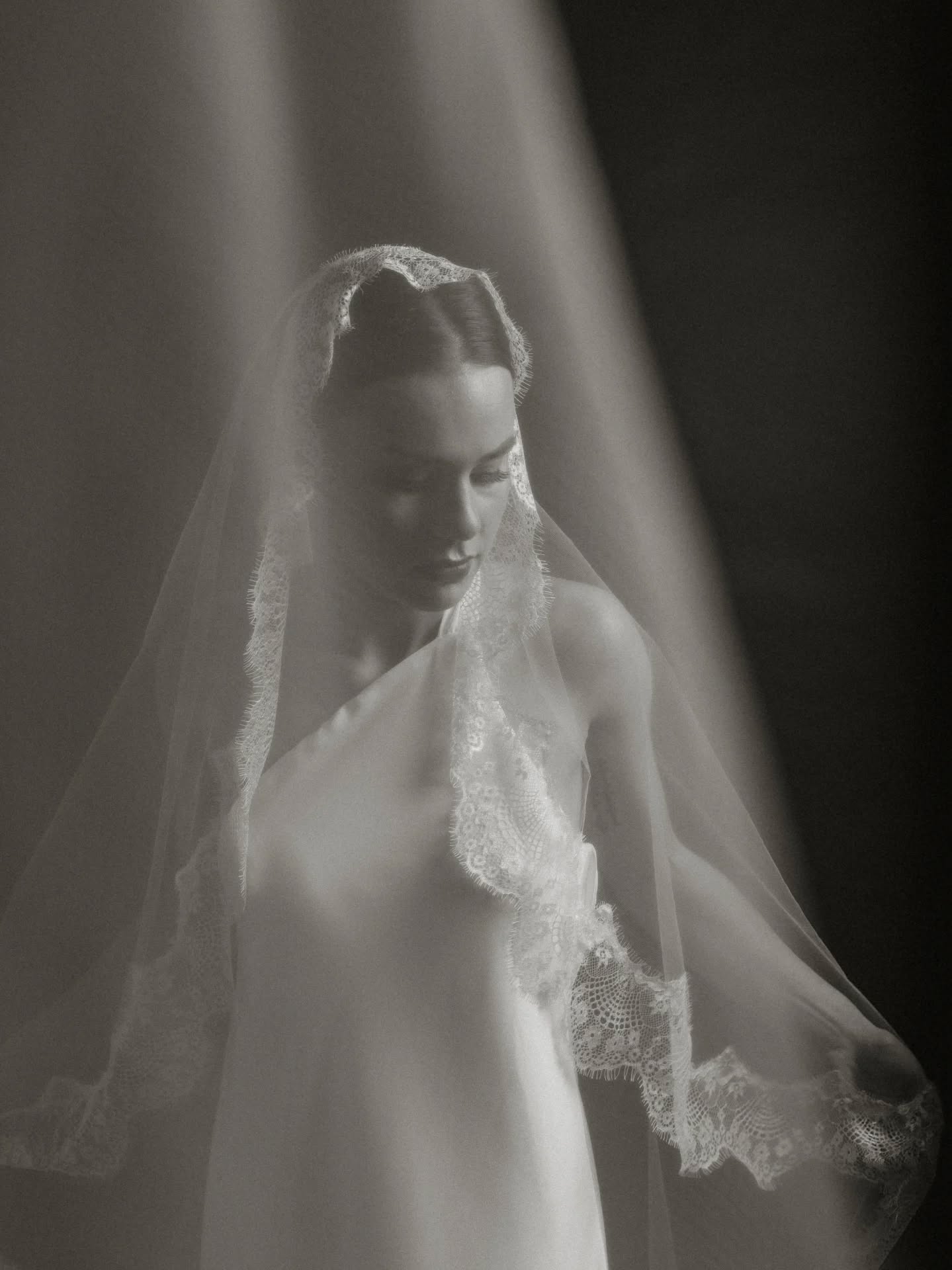 C H A N T I L L Y
One of our most requested veils✨️
The difference?
No two veils are the same! From the shape, to the length, to the lace we use; every detail is bespoke to your dress.
Get in touch to create something uniquely you✨️
📷 - @emilyhugophoto
💄 - @jessicanicole_makeup
💃 - @ellanaome
#bespokeveil #createsomethingunique #chantillylace