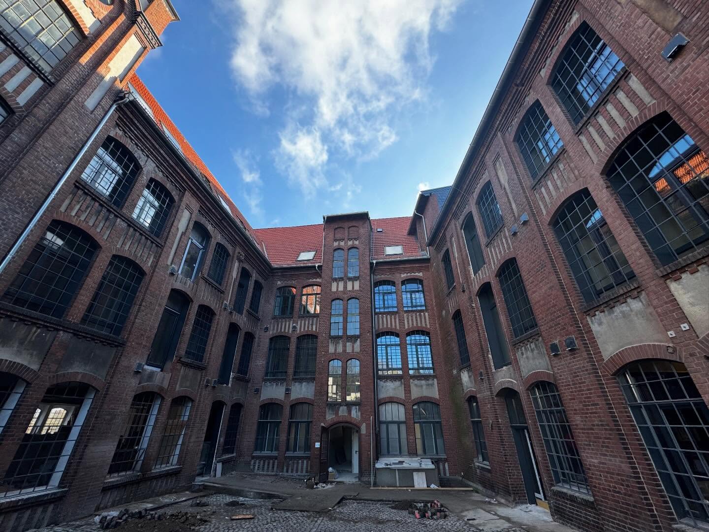 Ein echtes Herzensprojekt geht in die Zielgerade🎯:
In der Knopffabrik 🏭 in Wuppertal entstehen 37 einzigartige Loftwohnungen – und fast alle Einheiten wurden bereits erfolgreich übergeben.
Die Käuferinnen und Käufer sind begeistert, viele Mieter ziehen schon ein, obwohl an der ein oder anderen Stelle noch letzte Arbeiten 🏗️laufen. Das spricht für sich.
Ein großer Dank gilt dem Bauträger für diese außergewöhnliche Leistung. Ebenso ein riesiges Kompliment an den Projektleiter 👷Dennis, der über mehr als ein Jahr hinweg nahezu täglich im Einsatz war und mit beeindruckendem Engagement die Qualität jeder einzelnen Wohnung im Blick hatte.
Wirklich fantastisch, was hier entstanden ist ❤️🍀‼️
Ich freue mich sehr, Teil dieses besonderen Projekts gewesen zu sein und meinen Kunden nun traumhafte Loftwohnungen übergeben zu können – in dieser Form und Lage in Wuppertal absolut einzigartig.
Der Blick geht bereits nach vorn: Beim nächsten Projekt „Henkels“ 🏭 starten nun die Sanierungsarbeiten🏗️. Auch hier dürfen wir uns auf etwas Großartiges freuen.
#LoftWuppertal #Denkmalimmobilie #AVAbschreibung #LoftLiving #Immobilienprojekt