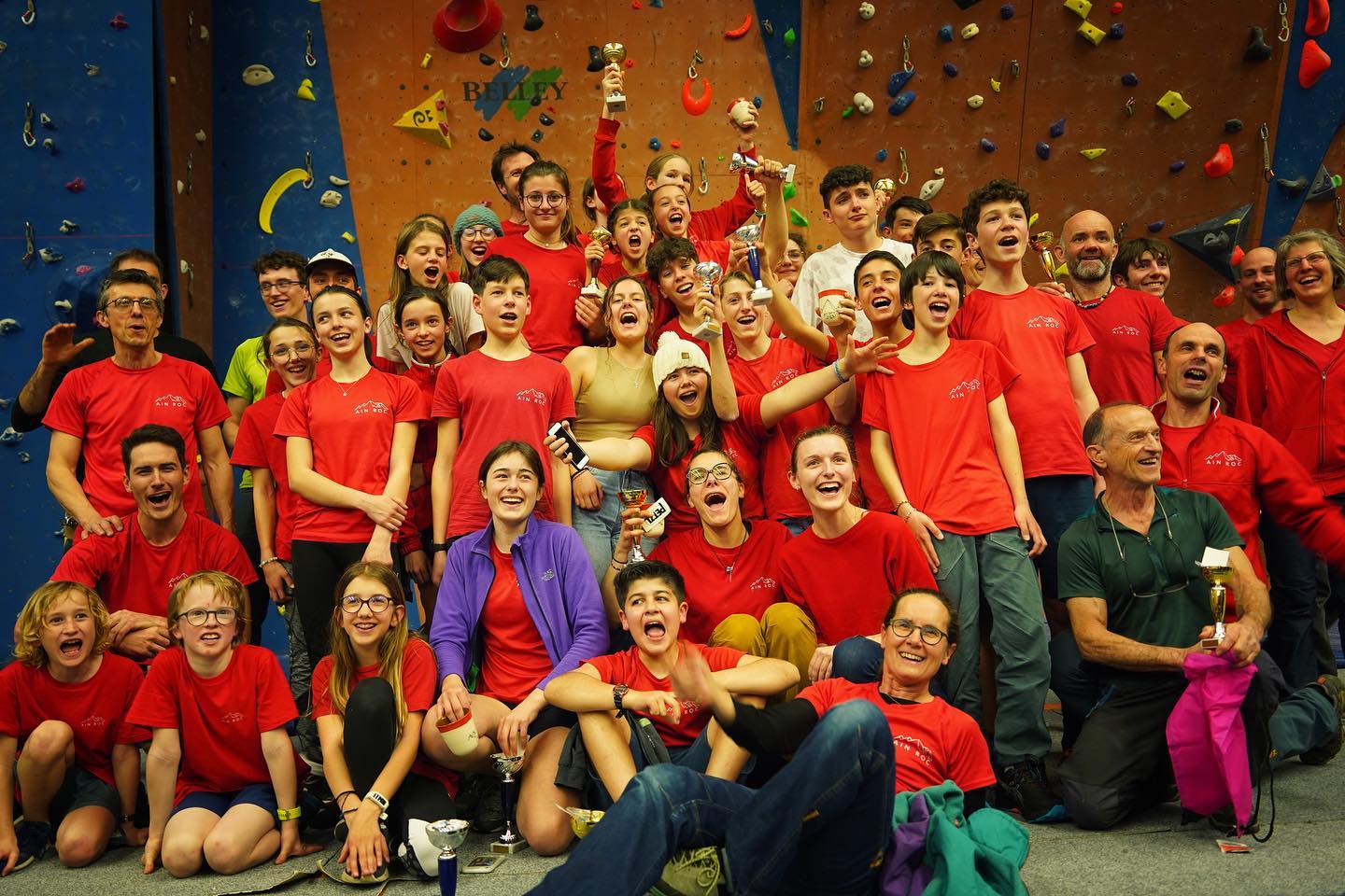Un grand merci à tous les bénévoles et organisateurs de ce championnat départemental de difficulté 2023 à Belley 👍
La compétition a permis à beaucoup de jeunes de se surpasser et chacun a su se faire plaisir dans les différentes voies proposées lors de cette étape 💪
Au delà de la compétition, c’est avant tout l’esprit d’équipe inter-générationnel qui illustre la plus belle réussite de notre club, on vous laisse juger avec notre nouvelle photo de la Team Ain Roc🔥
Photo signée Roland Vachter, qu’on remercie vivement pour toutes les photos qu’il a réalisées lors de ce championnat ! 👌
#ffme #ain #roc #escalade #climbing #lead #belley #bugey