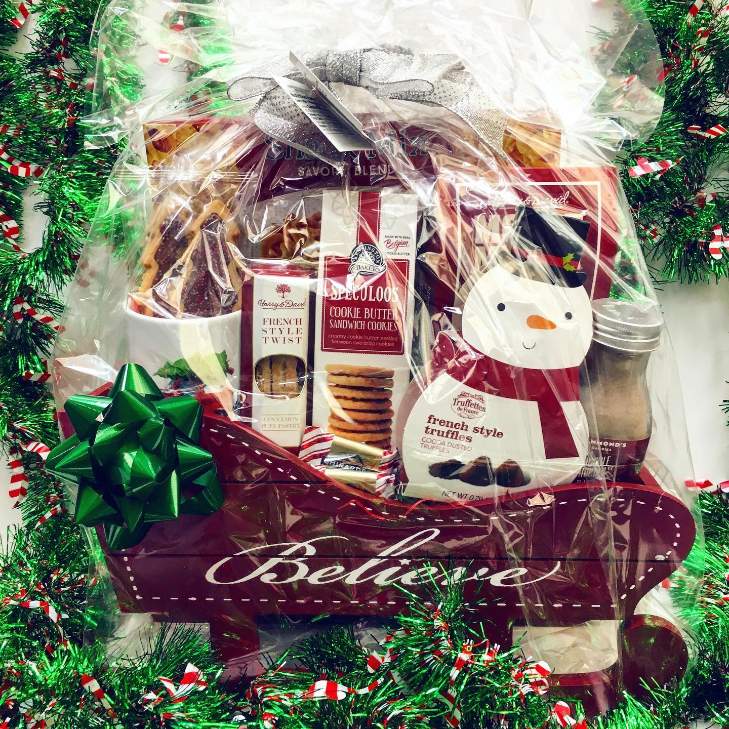 ❄️GIVEAWAY❄️ It’s time for another giveaway! Win this super cute gift basket full of a variety of sweet goodies. 🍫🍪 Follow us on Facebook to enter!
