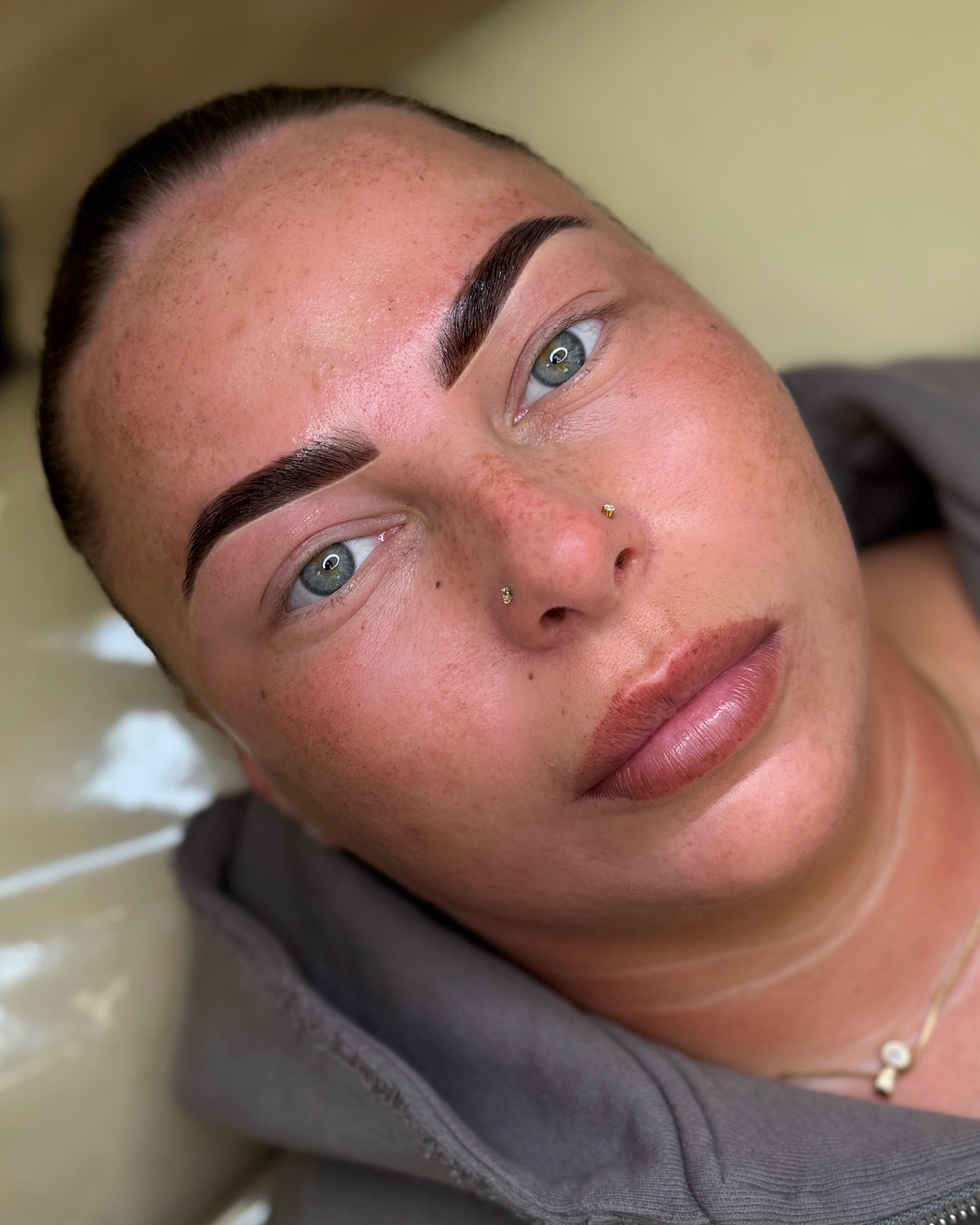 Hybrid brow game strong đŞ
Hybrid brows combine skin stain + hair tint for a fuller, longer-lasting finish
Shoutout to my go-to products -
@noemi_professional @buffbrowz @mrshighbrow @zola_cosmetics @labfactorpro @maxymova_official @browcodepro @saintandserenity @elan.uk
#hybridbrows
#cheltenhambeauty
#cheltenhambrows
#ukbrowartist
#browtransformation