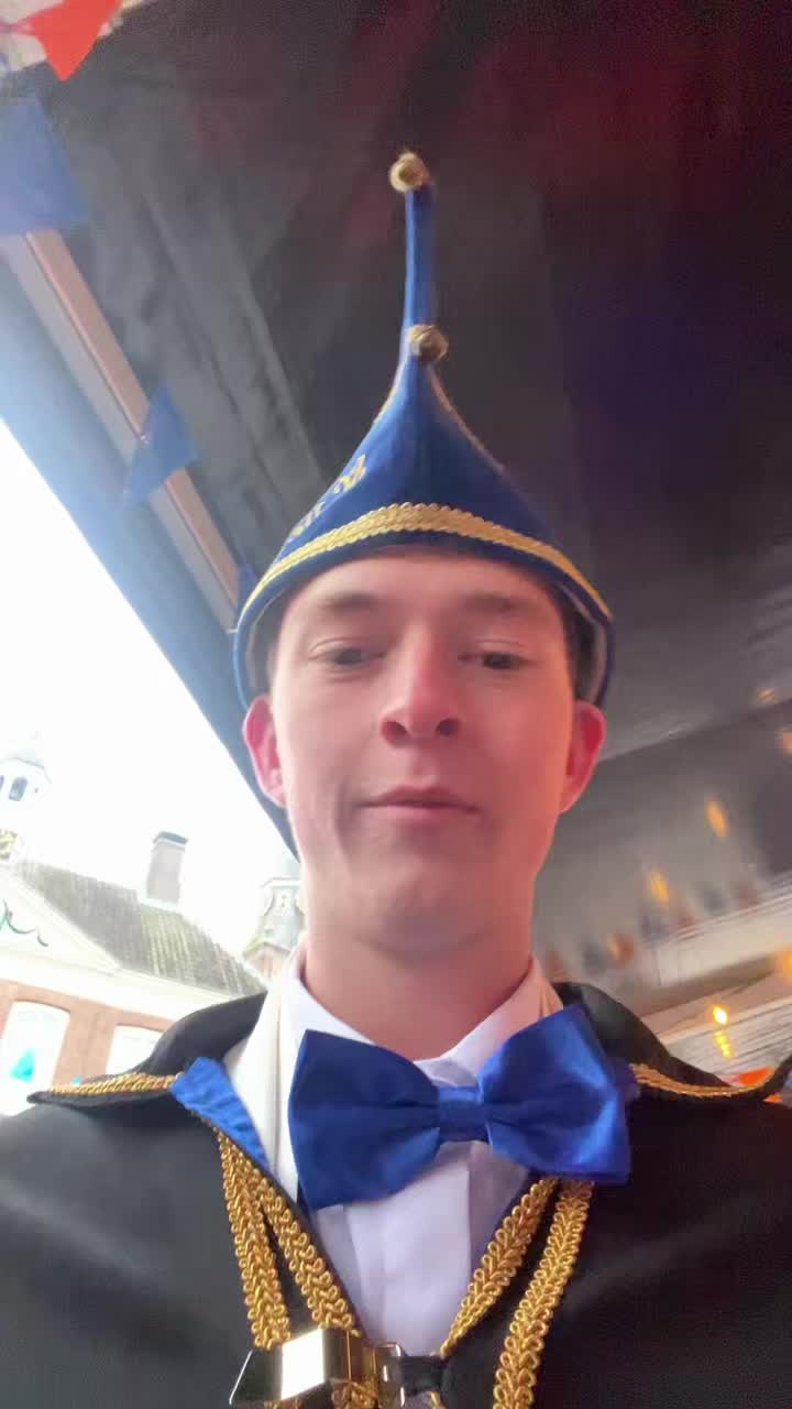 De raad van XI geeft de telefoon door!
🧡💙
Komen jullie ons opzoeken op de markt?
#geefdetelefoondoor #stijlorenrijk #viralchallenge #blowthisupforme #aonjinblikgenogt #carnavalopdemarkt