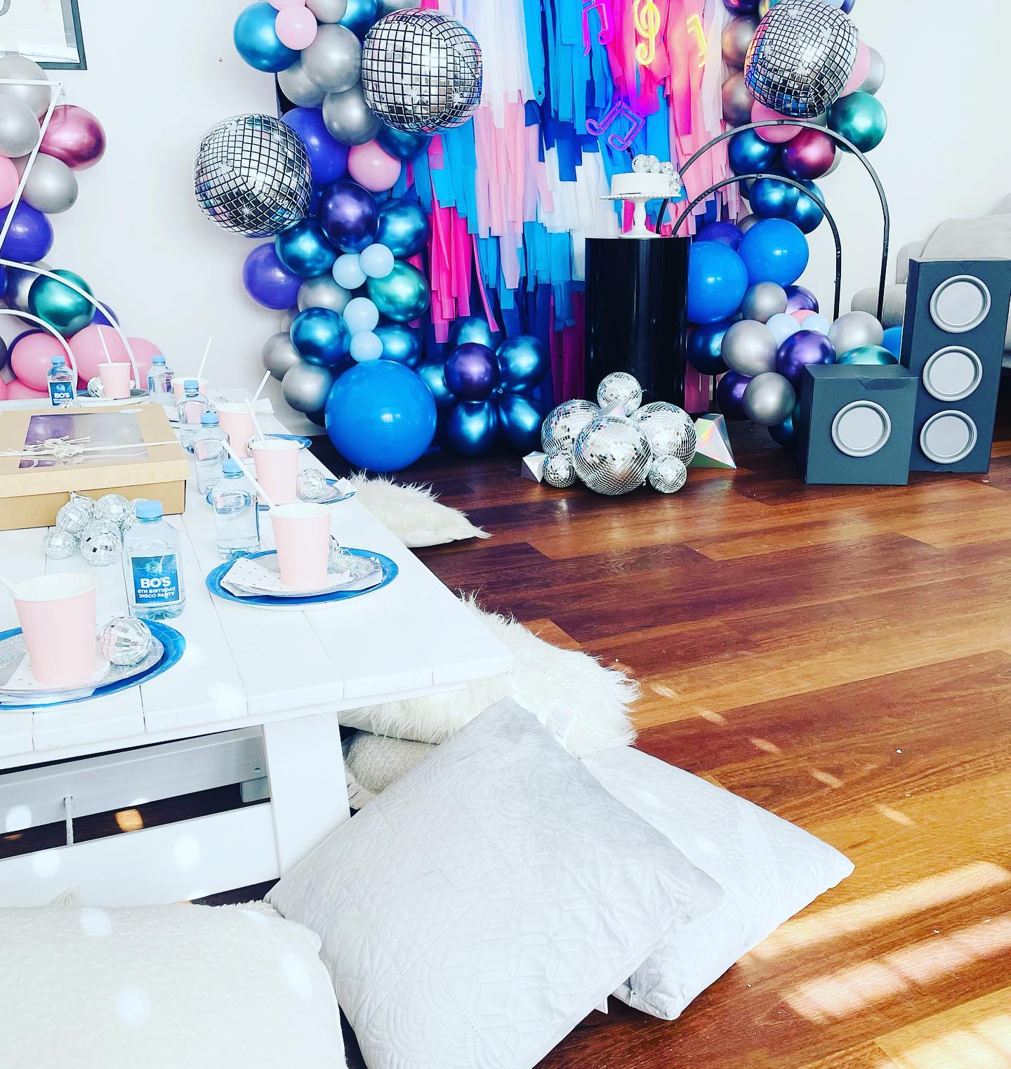 Disco party!!!
Cake plinth, disco balls & picnic table & cushions @partymamma party entertainment @theglassslipperparties
kids grazing box @theminigrazingco._ custom bottle labels @peppermintlaneinvitations
balloons & streamer wall @belles_decorations_by_design
#kidsbirthdayparty #discoparty #6thbirthday #balloongarland #balloondecor #streamerwall #tasselwall #discoball