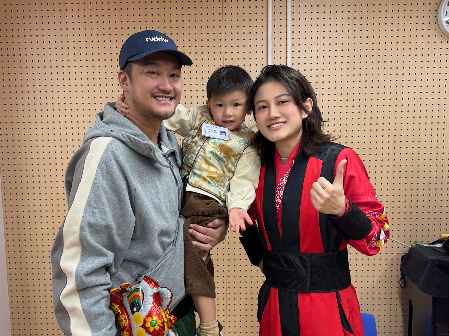 一日連續16場嘅校園技藝體驗🎉Jane姐姐今日親自落場為大家送上新年祝福🧧完結嘅一刻完全感受到乜嘢叫筋疲力盡!簡直抱住破紀錄嘅心態去完成演出🌟💪🏼
感謝各學校及支持多年嘅客戶信任,今個新年我哋團隊為大家送上超過8️⃣0️⃣場演出,多謝支持🙏❗️
-
🪭什麼是古彩戲法?🪭
古彩戲法源於中國古代,特別是在明清時期盛行它融合了戲曲、雜技和幻術,反映了當時社會的文化和民俗🏮
古彩戲法常在節慶和慶典中演出,成為古代人們娛樂和祈福的方式,展現了精湛的技藝和豐富的民間信仰,具有深厚的歷史文化價值🎭
#古彩戲法 #中華文化日 #傳統表演 #非物質文化遺產 #傳統文化 #rabbitholeentertainment #普通話日