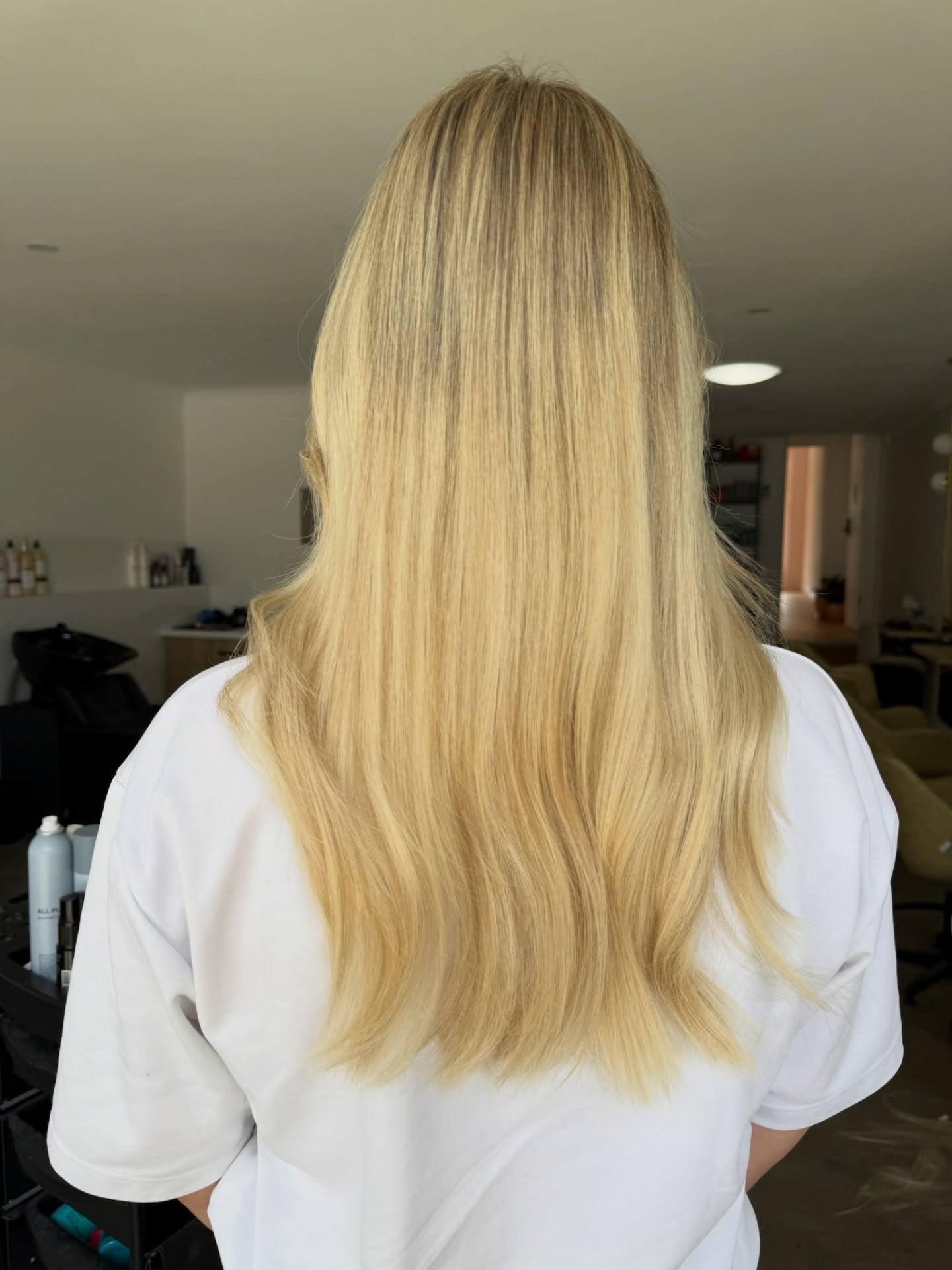 Proof that well-placed extensions can fix ANYTHING 🙂↔️
What a transformation on this angel, I can’t believe it!
DM me or book a consult appointment to start your journey - I can’t wait to transform your hair. 🤍