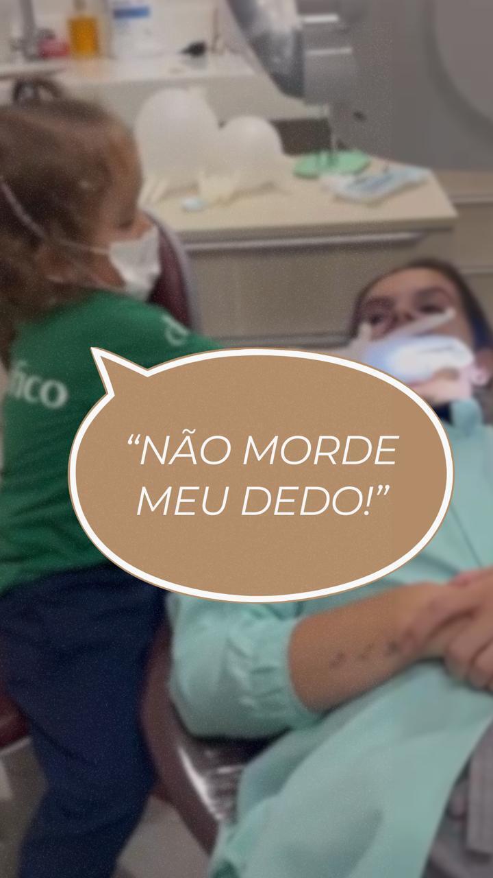 Aqui em casa eu também obedeço. 😅
E prometo que não mordo o dedo de ninguém.
👉 Confessa… você já mordeu o dedo do dentista alguma vez? 🤔