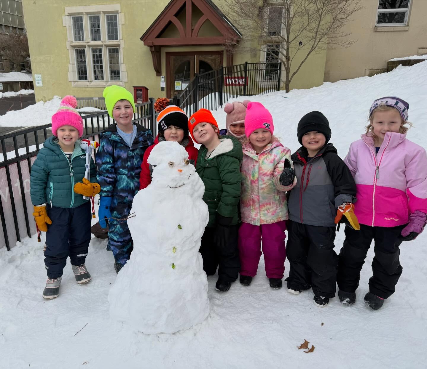 The Blue Jays and Cardinals declared this perfect “snowman making” snow! ⛄️💘❄️