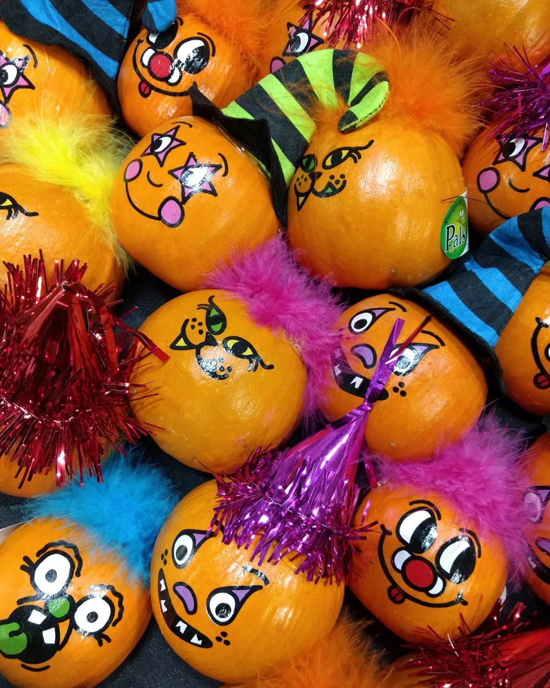 I die!!! It's so cute!!! #weebee #weebeepumpkins #pumpkinfaces #pumpkins #halloween #SGSProduce