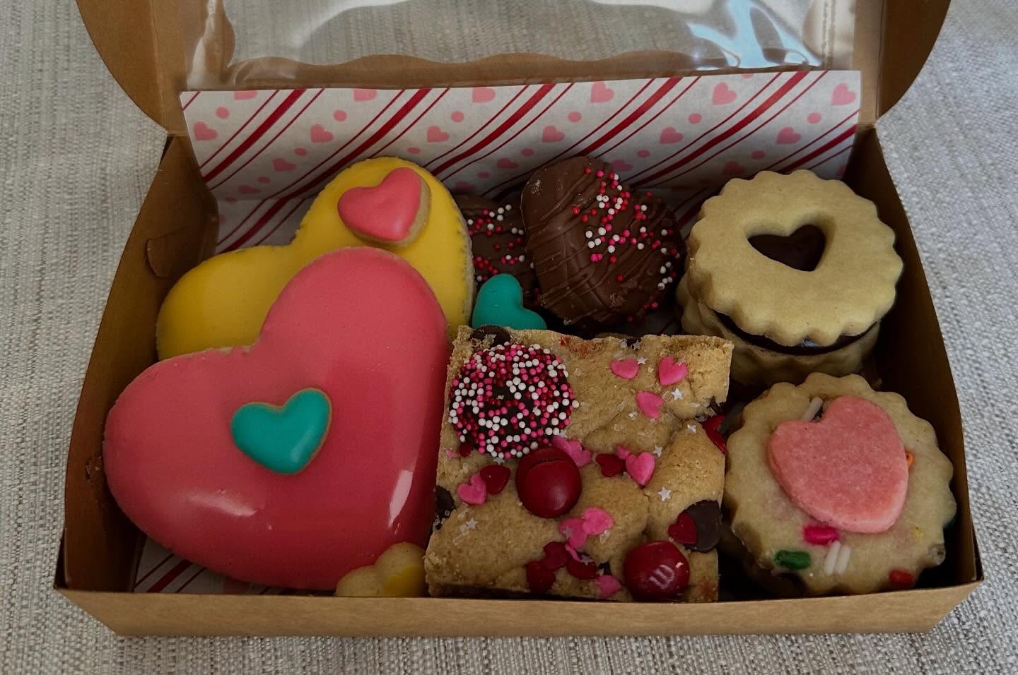 One week until Valentine’s Day. Cookie boxes are now available and I will be taking custom orders until Monday evening at 5pm. Please message me to order or for more information. ❤️