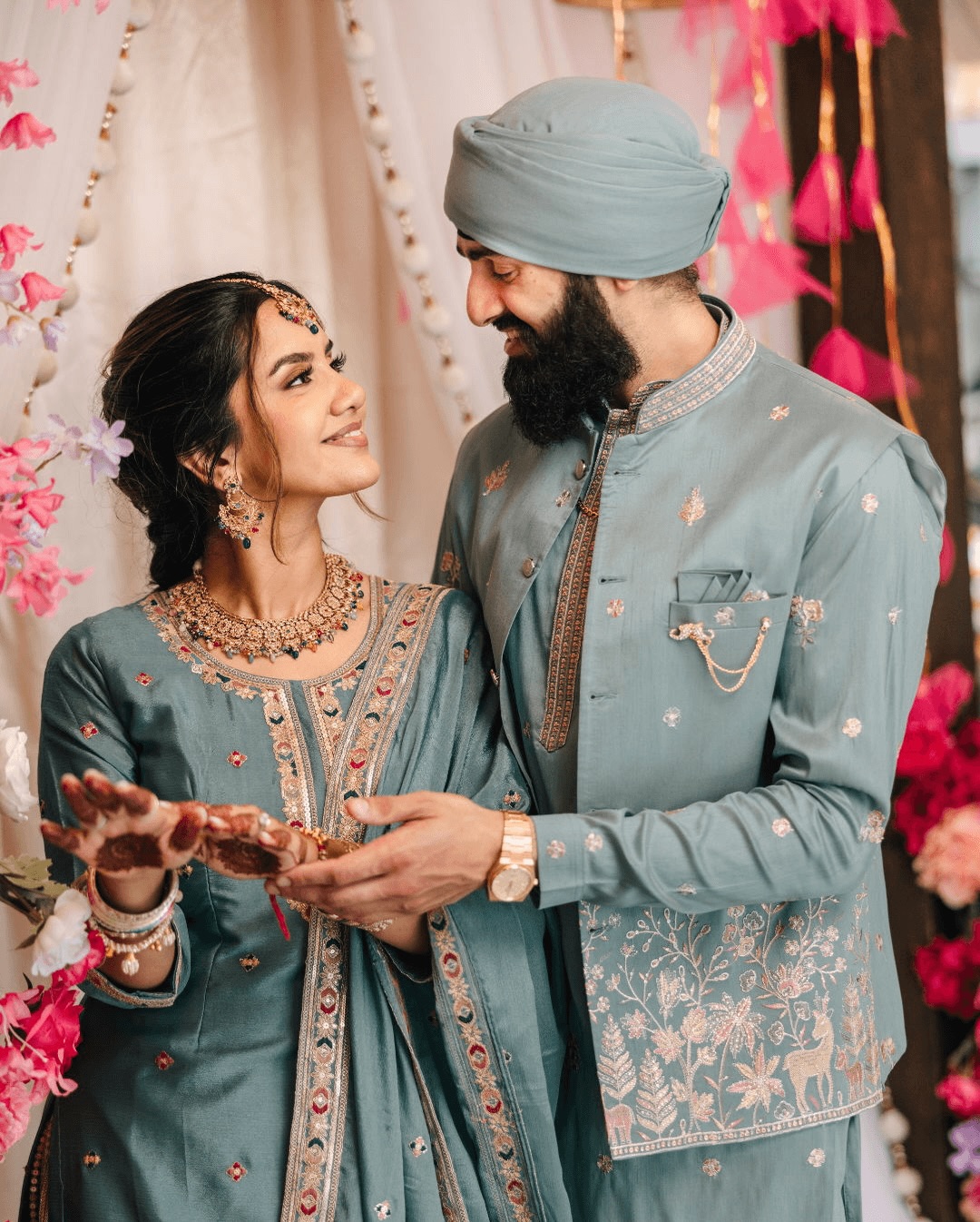 Pastel tones, fresh florals, mehndi details - and that quiet look that says we’re ready for everything ahead. 🤍✨
…..
@yellowponyproductions
@apolloconventioncentre @riccodecor @maiyaanmasterpiece @lashkaraa @hennabysufia
…..
#punjabiwedding #sikhwedding #torontoweddingphotographer #indianwedding #torontobride
…..
pre wedding, Sikh wedding, Punjabi wedding, South Asian wedding, Indian wedding, mehndi ceremony, maiyan, sangeet night, jaggo, bridal portraits, groom portraits, couple portraits, candid moments, wedding details, bridal jewelry, lehenga, turban style, wedding decor, floral backdrop, family celebrations, Toronto wedding, GTA wedding, wedding photography, wedding videography, wedding cinematography