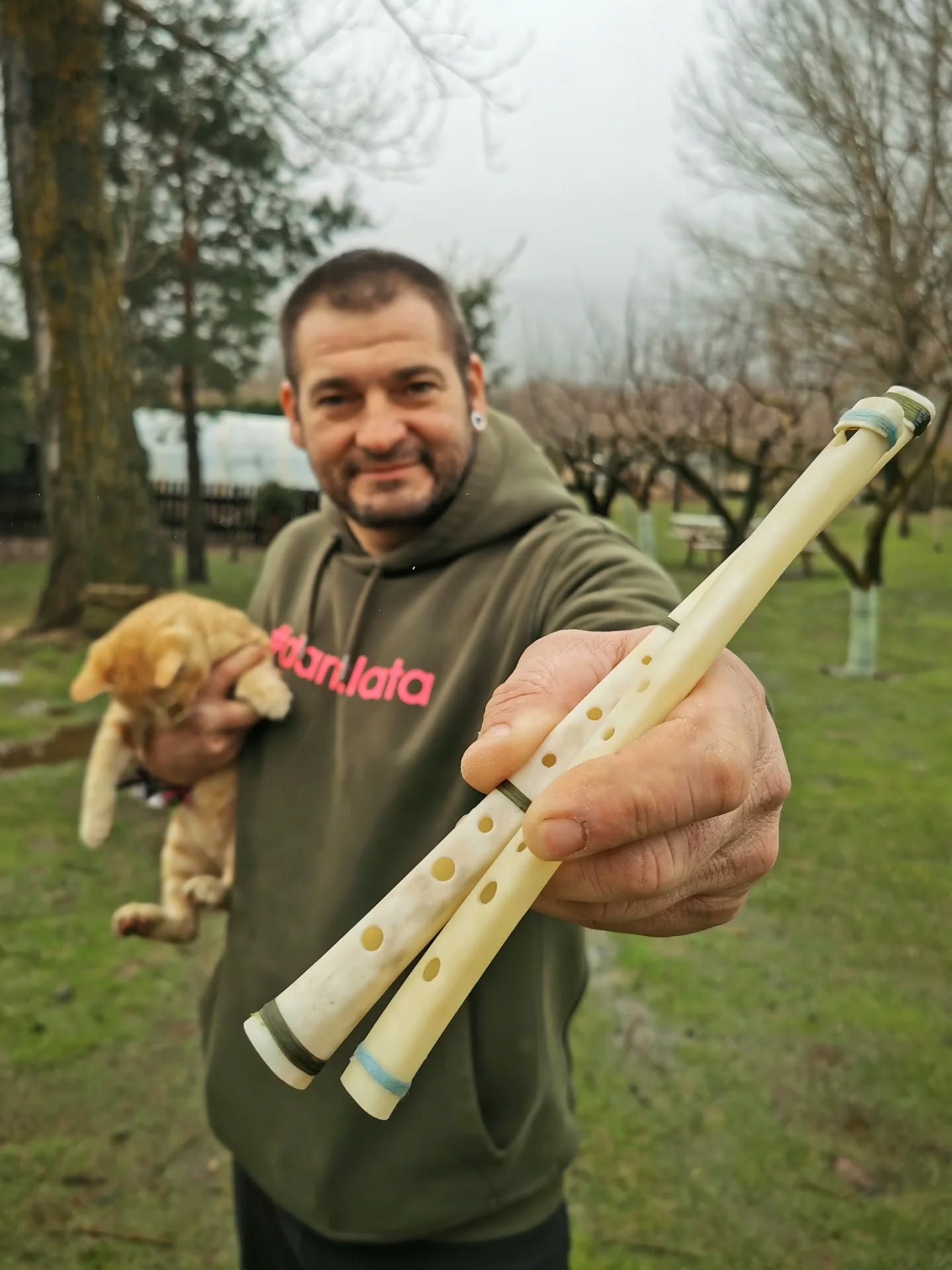 Con estas flautas de #huesodealadebuitre un pandero y una #quijadadeburro y haciendo una interpretación con sonidos ancestrales de la Rueda de Fuencaliente del Burgo, Paco se ha alzado con el segundo premio del Reinterpreta de la @diputacionsoria @dipculturasoria