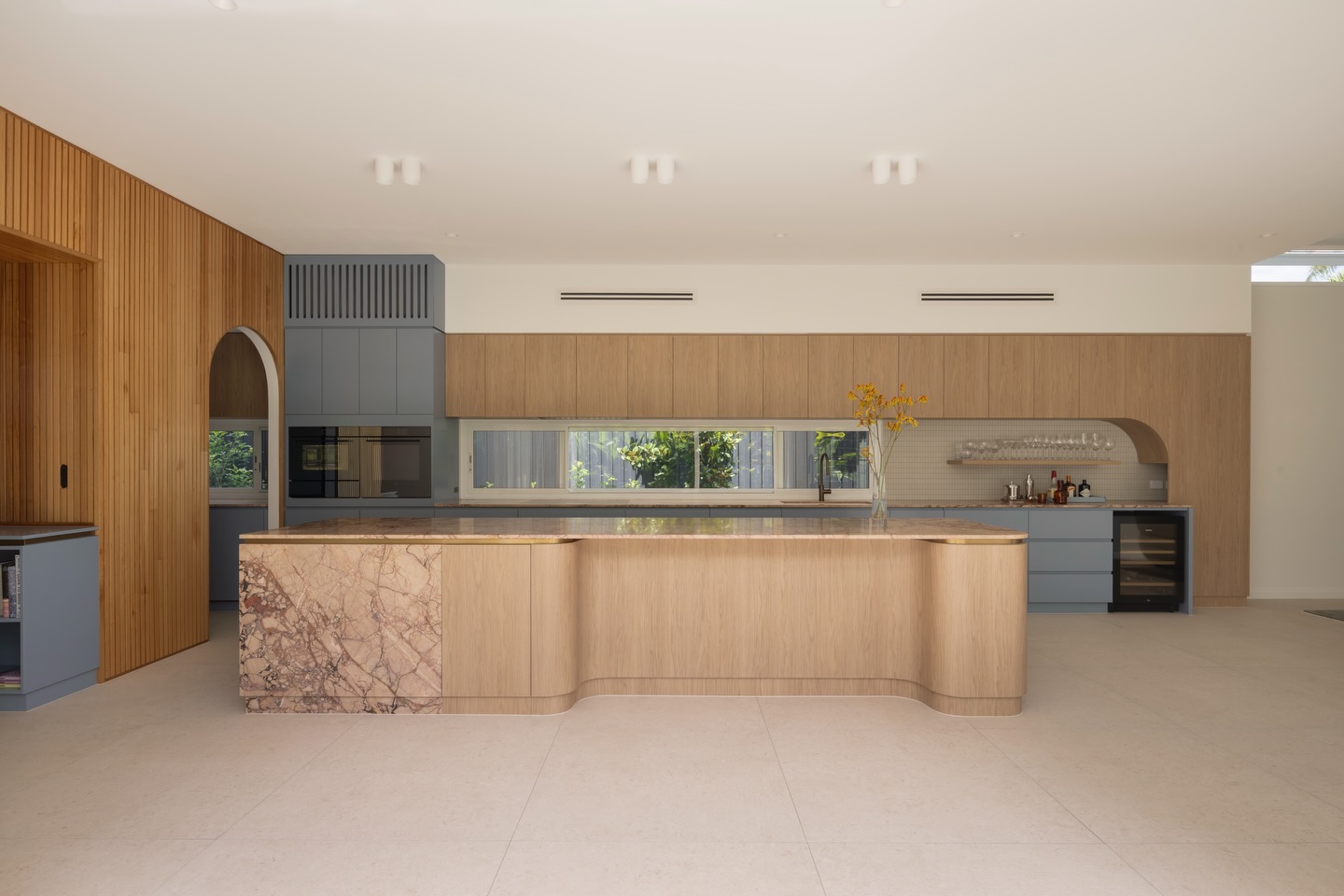 Spaces that excite. Created collaboratively with owners that appreciated a pop of colour & thoughtful material selections.
🔨 @imagine.property
📐 @ingineered
📷 @alannajaynemctiernan
#queenslandarchitecture #queenslanderrenovation #brisbanearchitecture #brisbanearchitects #queenslandhomes