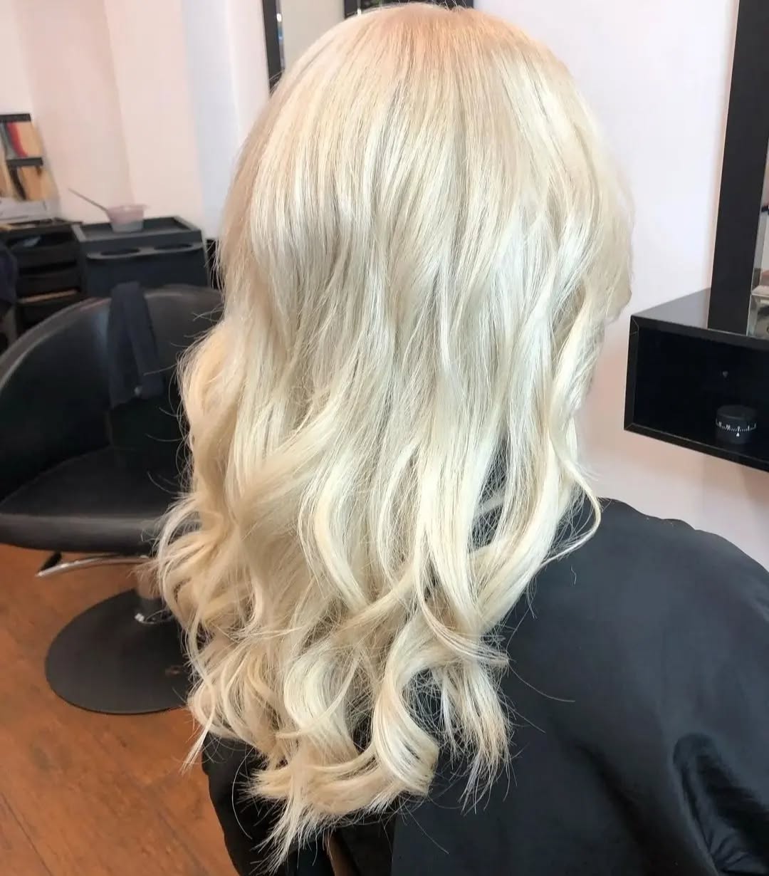 A visit to the salon gave this lovely guest the hair she always dreamed of ❤️
To achieve her new look we applied a beautiful creamy blonde,
Colour complemented with a full set of beaded weft extensions for Instant Length & Volume 👑
Have you been wanting the hair of your dreams, but struggling to find the right salon?
Visit the team of hair professionals you can trust x
Call: 38209818
Book Online: via link in bio 🌈