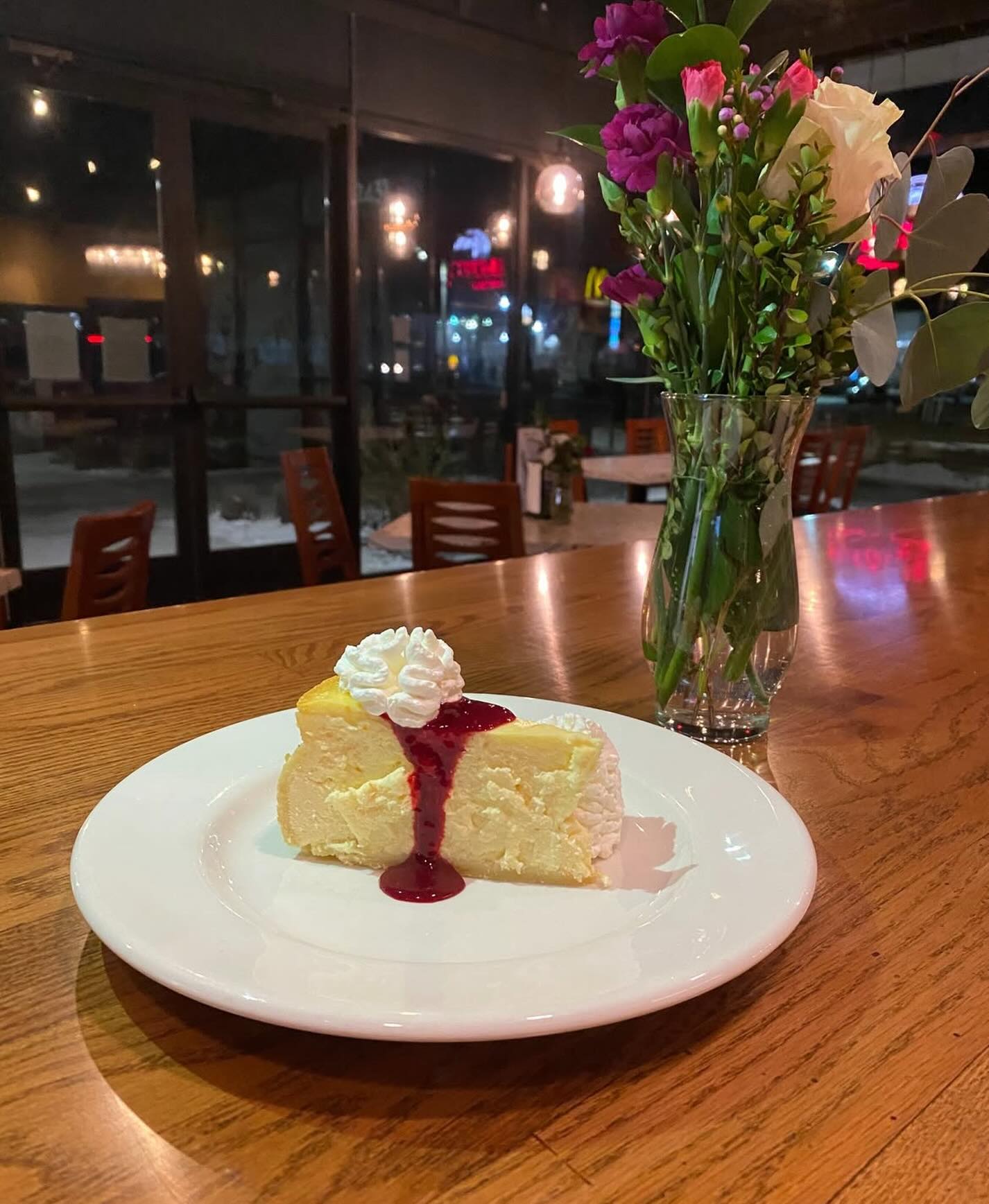 Grab one of our limited time Valentine’s Day desserts before they’re gone!
🍋Lemon cheesecake
🍊Orange cheesecake (gluten free)
☕️Tiramisu mousse (gluten free)
🍓Chocolate strawberry cake