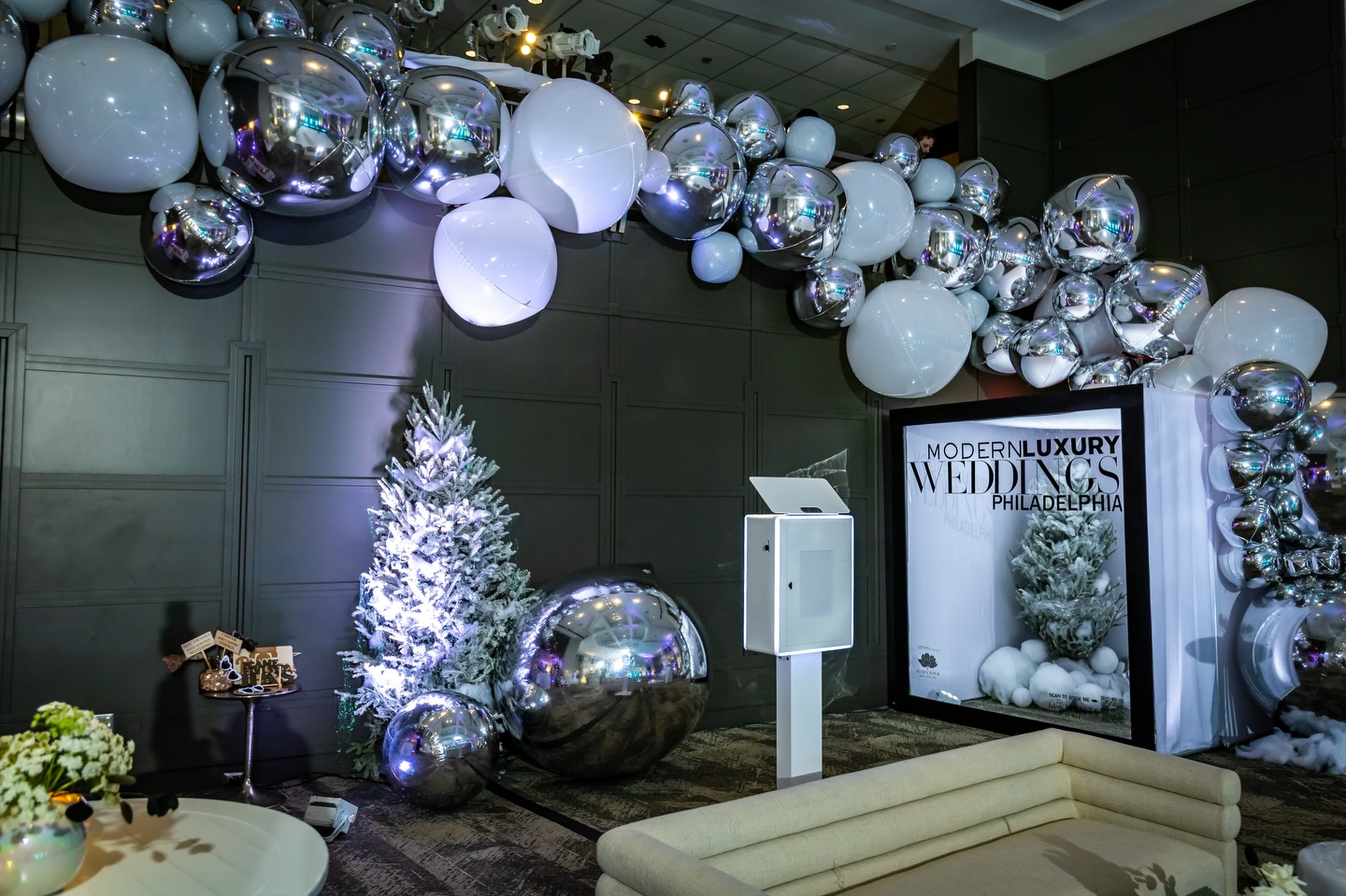 We had the privilege of styling Modern Luxury’s Black & White Party! 🖤🤍🖤
The star of the night: our statement big shiny ball staircase installation, layered with oversized chrome spheres and XXL foil balloon orbs, perfectly draped over our magazine cover photo booth for maximum impact.
This photo booth measures 7.5ft x 6.5ft, comfortably fitting up to 6 people, and includes uplighting and fully customizable decals — making it ideal for brand activations, galas, and luxury events.
📷 Photography: @magdaandsimon
🥂 Hosted by: @modluxweddingsphl , @modernluxury, @kscopeweddings, @kscopesolutions
🏢 Venue: @vueon50
🛋️ Furniture: @visionfurniturephl, @rosiereventrentals
Other vendors;
@sagecatering_philly
@margaux_stledger
@experience_bvtlive
@bvtlive
@saxonit
@elizabethjohnscouture
@reinhardagency
@rayalizcoiffure
@dionnemichelle10
@dialedinguestbooks
@proparazzi_photobooths @brianarene_luxevents
@ambienteventgroup
@wearesynergetic
@choicepartylinensinc
@boxbarphilly
@paperyofphilly
@bayellefilms
@jewelzentertain
@joeycannoliweddings
@phillycraftice
@classiccakephilly
@blush.bake.shop
@thecakevault.phl
@brigantiwines
@statesidevodkabar
@nirvana.wellnessmedspa
@amjourneys
.
.
.
#phillyballoons #phillyevents #phillyeventplanner #modernluxury #philadelphia