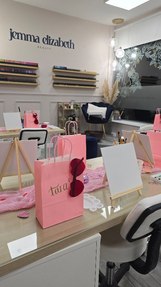 Galentine’s sip & paint night at the salon 💘🥂🎨