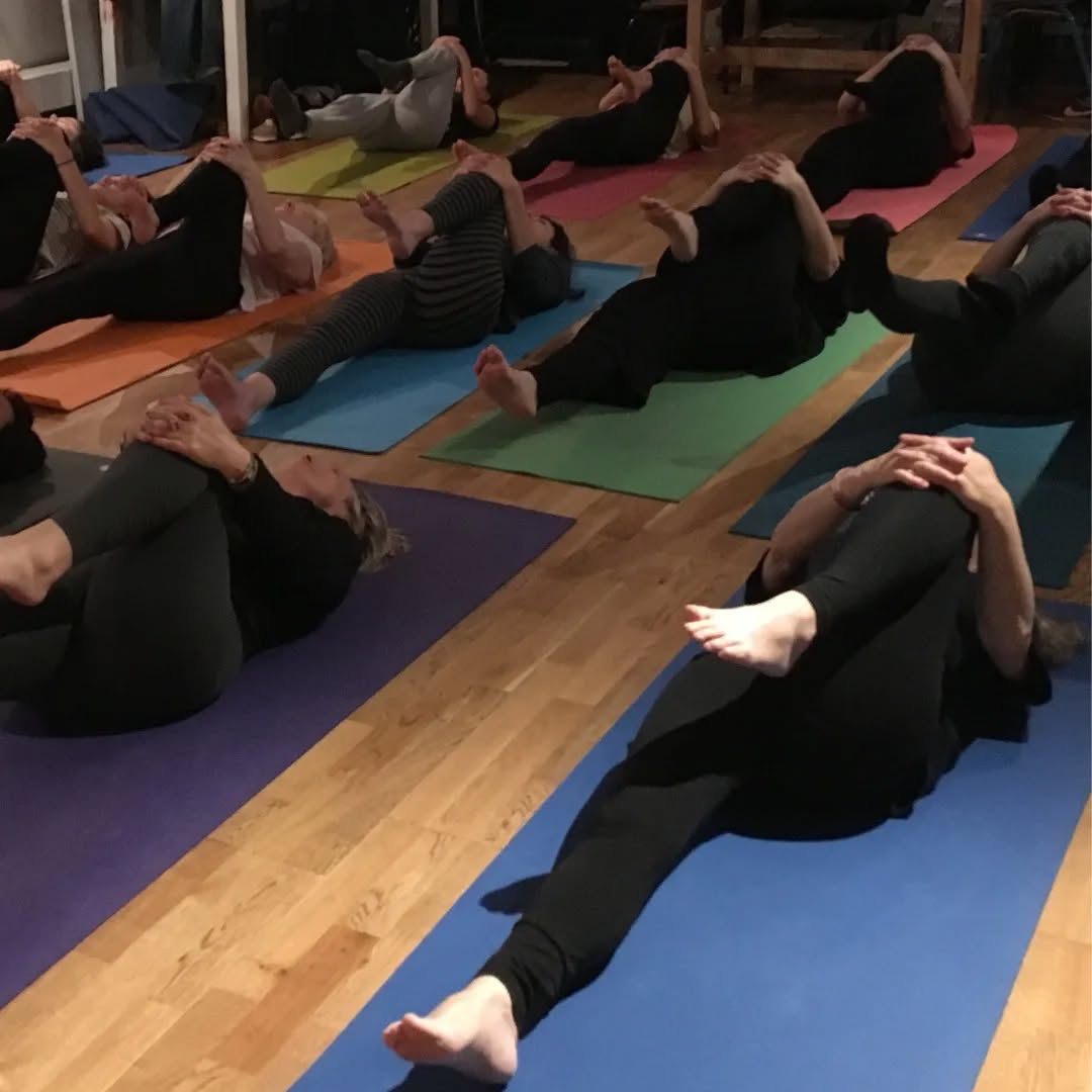 Faut-il être souple pour faire du yoga ? 🤔
Non. Ce n'est qu'un mythe !
Une pratique régulière peut nous aider à trouver plus d'espace et de confort dans notre corps. La répétition de postures et de mouvements allonge et tonifie les muscles. 💪
Cela requiert de la patience et de la discipline. C'est pourquoi, le yoga va bien plus loin que mettre les pieds derrière la tête et opère en nous des changements plus profonds qu'un grand écart ! 🌌
#yogapourtous
#saintouensurseine
#sosaintouen
#sportsanté #bienetre