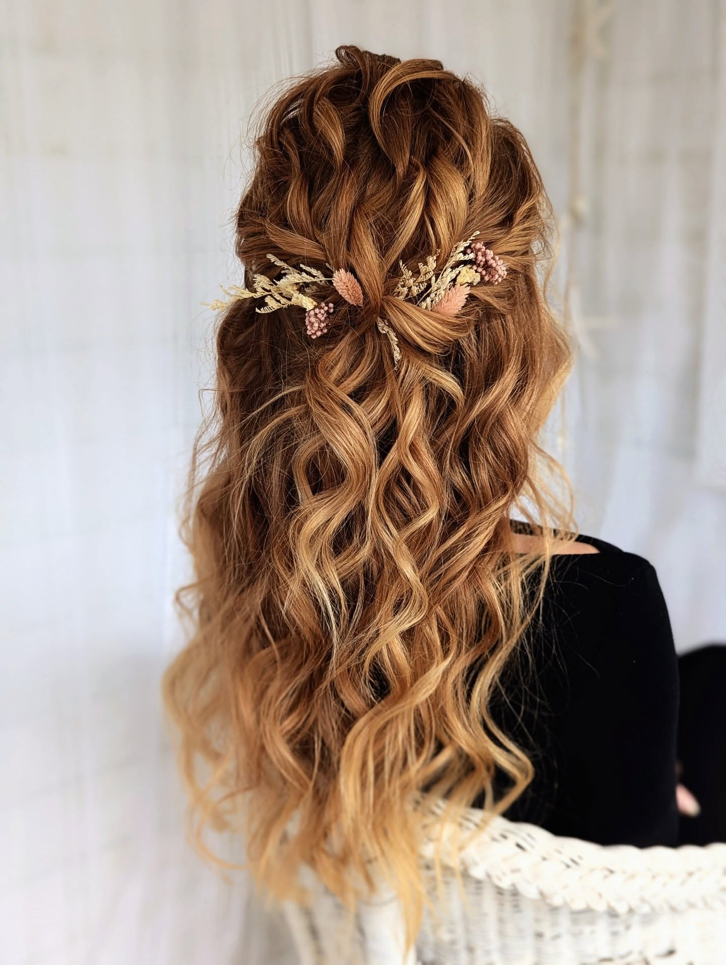 Effortless waves, timeless love ๐
Highly requested, this delicately placed and naturally beautiful, beach boho hairstyle is set to take centre stage for weddings this year ๐
It's here to stay and I can't wait to create them for you! ๐ง๐ปโโ๏ธ๐
Slide into my DMs if you're feeling this vibe and are looking for your bridal hair stylist,
Becca x ๐ง๐ปโโ๏ธ๐
#devonweddinghair #cornwallweddinghair #bohobridalhair #beachweddinguk #devonwedding