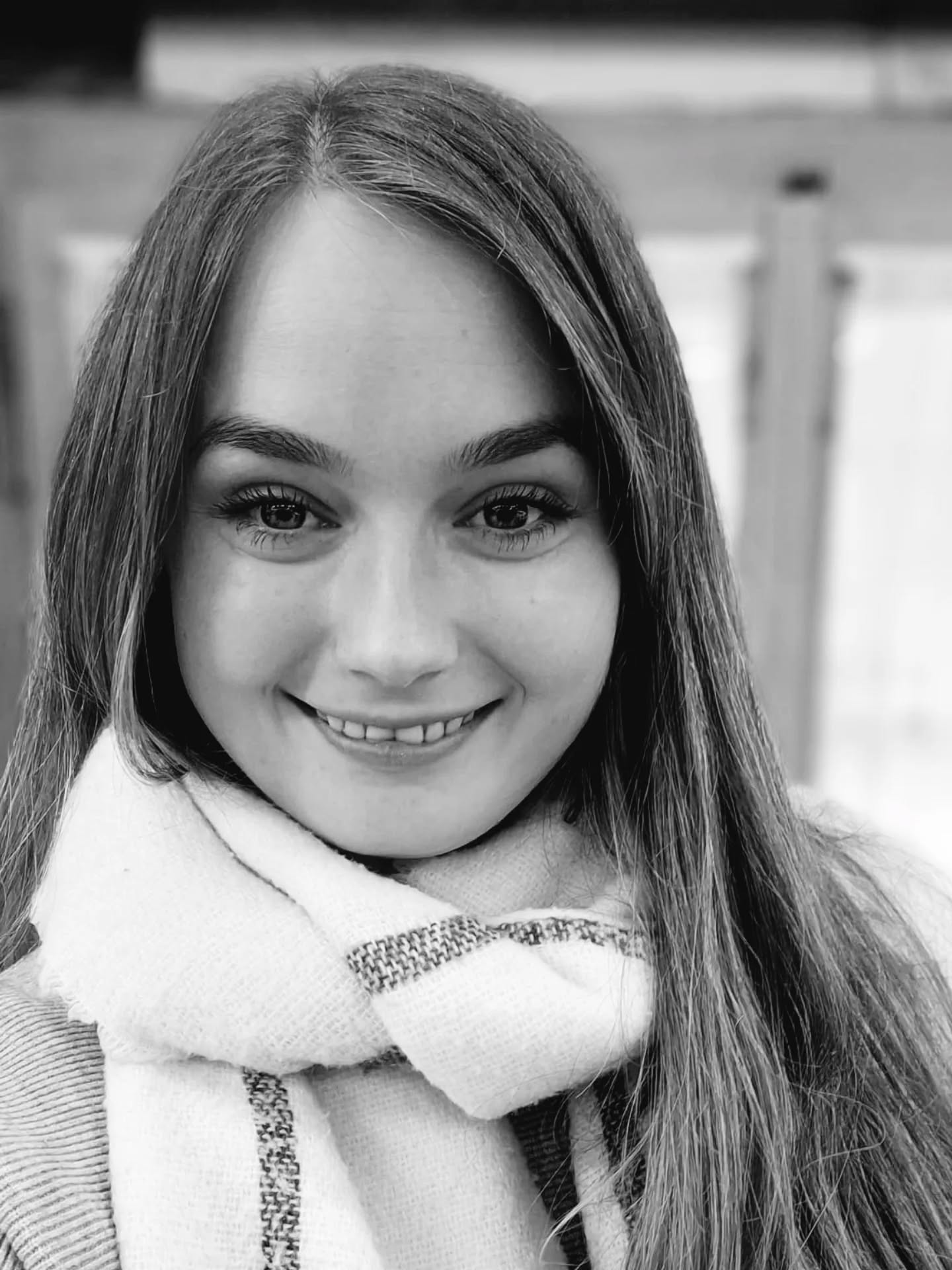 Hallo, ich bin Anna. 👋
Mama. Ladenbesitzerin. Träumerin. Meistens alles zusammen.
Diesen wundervollen Laden mitten in Seewis durfte ich zusammen mit meiner Familie übernehmen. Mein kleiner Sohn ist oft mit mir im Laden anzutreffen.
Ich bin noch neu in Seewis. Und doch schon zuhause. Begeistert von der Atmosphäre, den Leuten, von der Natur und dem Dorfleben. Einfach eine andere Welt hier.
Gerne bin ich für eure Wünsche da. Ihr habt Fragen? Stellt sie mir. Ich freue mich auf jeden Fall darauf, euch diesen kleinen Laden etwas näherzubringen. Denn es verbergen sich einige Schätze hier bei uns. ☺️
#bazar_seewis #laden #seewis #mamaundsohn