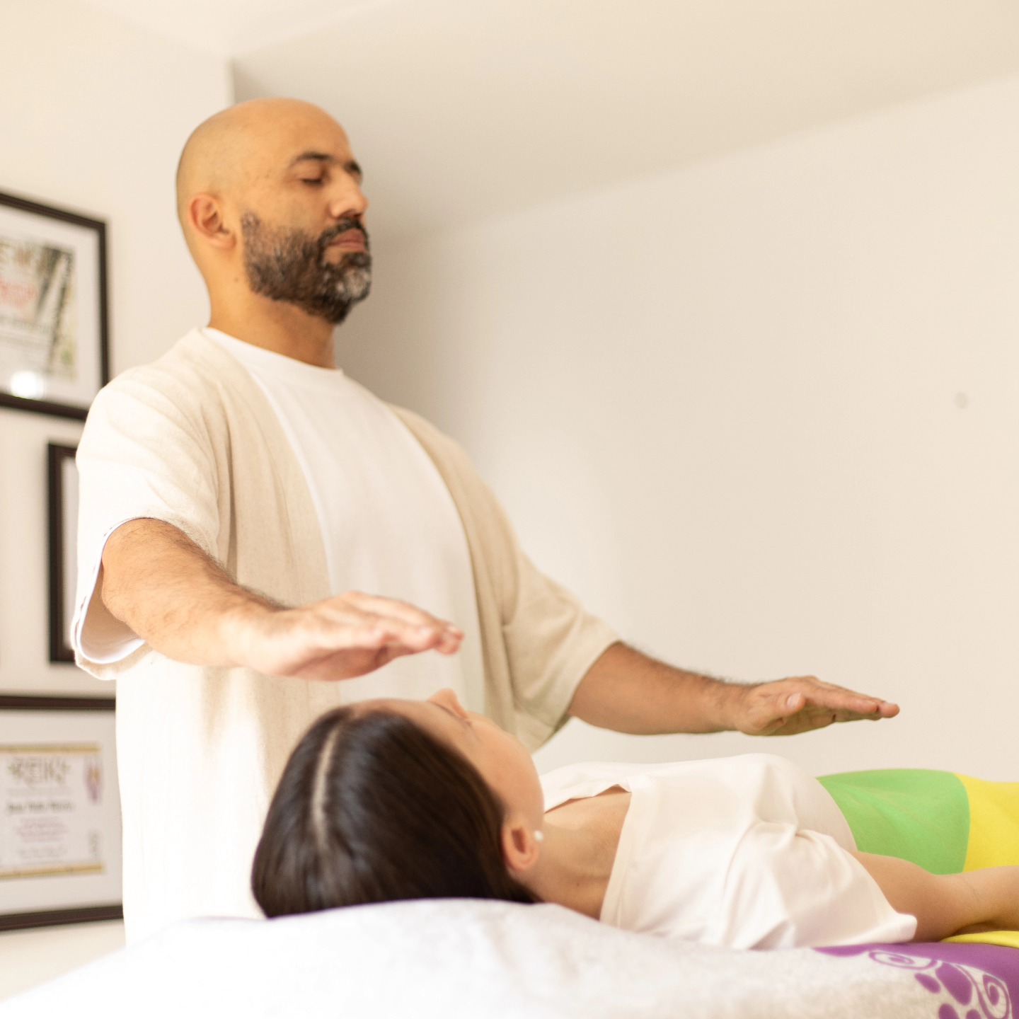 Estudios sugieren que la terapia de Reiki puede activar la respuesta de relajación del sistema nervioso parasimpático, reduciendo el estrés y promoviendo la homeostasis corporal" (McManus, 2017)