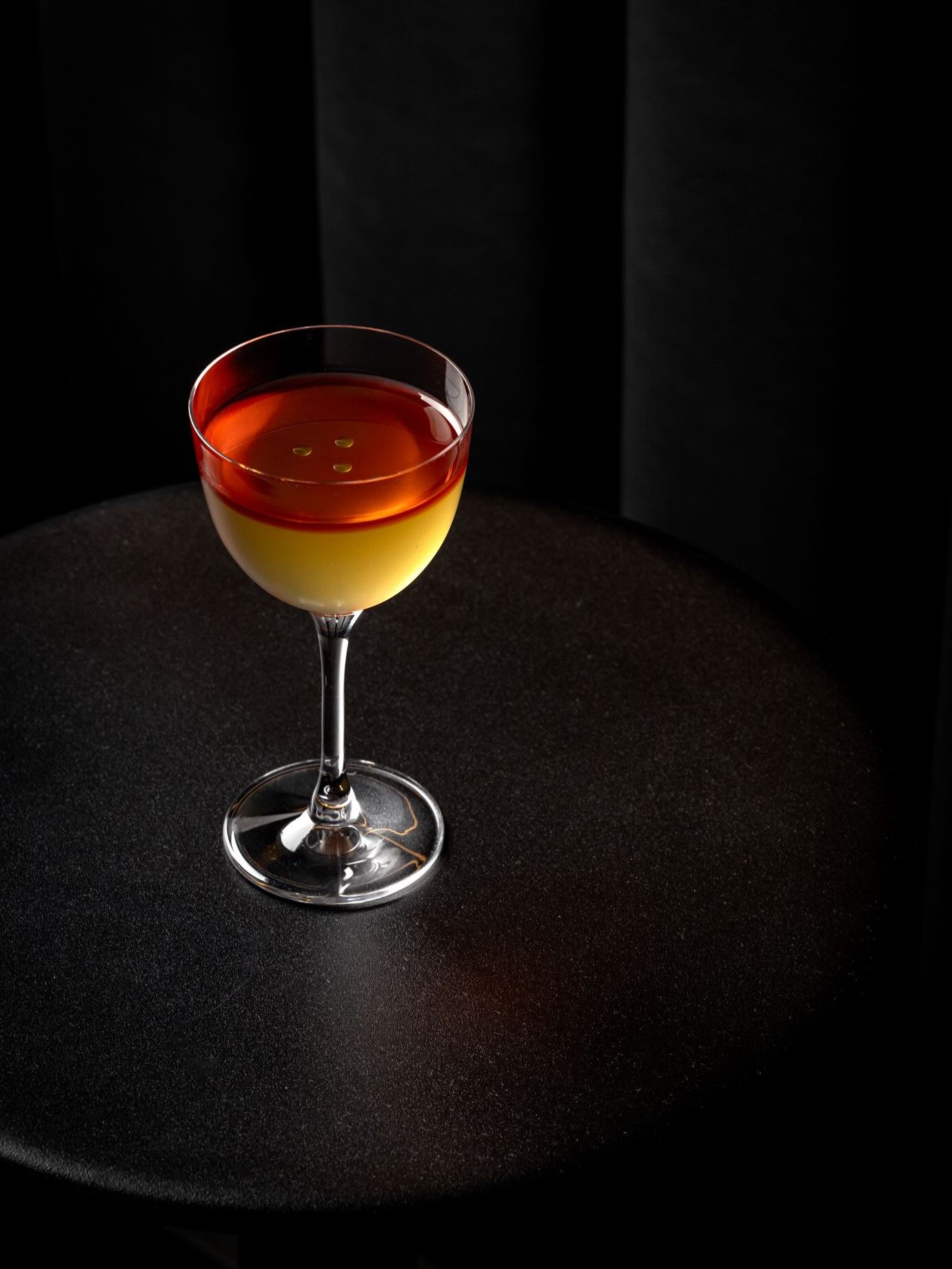 SAZERAZTEC
Showcasing beautiful Mexican ingredients in a sazerac spec. A split base of high grade Reposado Tequila & Mezcal, with corn liqueur bringing a touch of sweetness to balance. Peychaud’s bitters, tarragon oil and a Pastis rinse balance the booze with a herbal anise driven freshness. On the menu @etchfood and @inkcocktail
Nohaca Reposado Tequila
Amaras Mezcal Verde
Nixta Corn Liqueur
Peychaud’s Bitters
Tarragon Oil
Tarquin’s Pasis spray
📸 - @justindesouza.photo