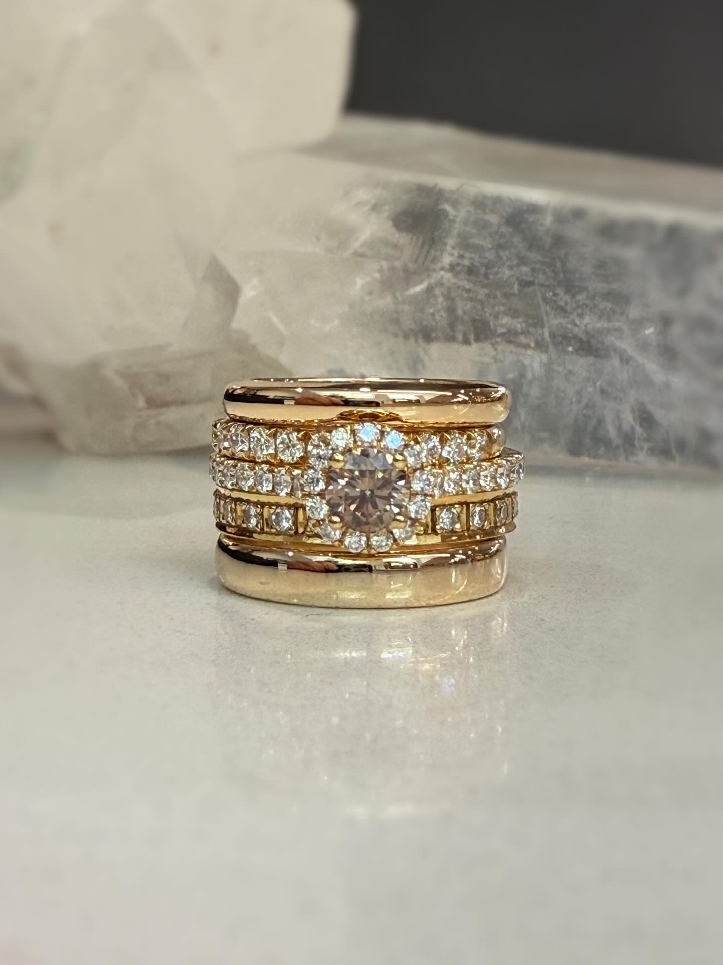 Beautiful gold and diamond stack ✨
#ainsleyfinejewellery #strandarcadeleura #diamondhalo #diamondsetbands #leurajeweller