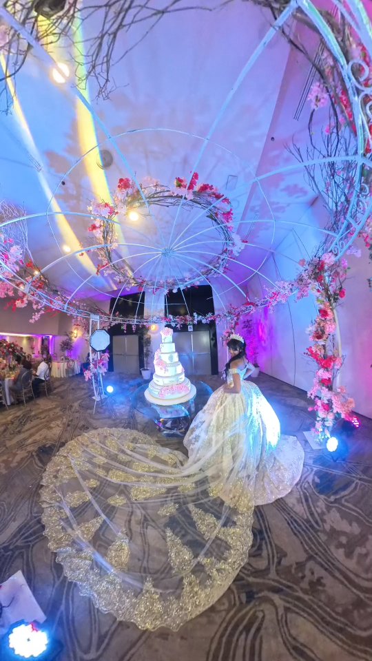 Asi se vivieron desde las alturas estos XV maravillosos de la princesa Elianny con un hermoso montaje decoración y organización a cargo de @yanetdecoraciones y @fenixeventssd
Tomas aéreas por @paulcidphotography y mi princesa @anirigorbu
Asistencia @abelbeato
Makeup @yury.makeup
📍@crowneplazard