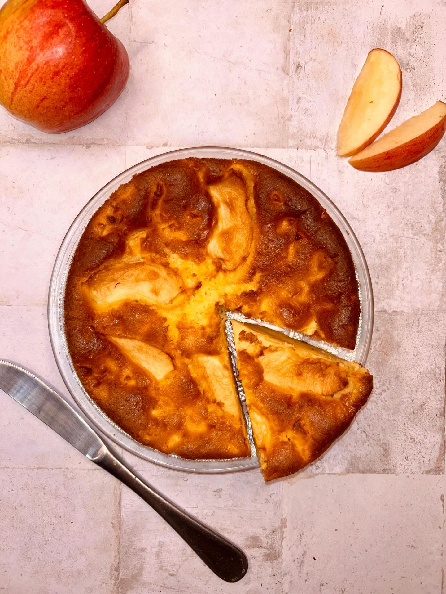 La torta di mele piace a tutti. È morbidissima, grazie alle mele fresche che le danno profumo e quella punta leggermente acidula che la rende adatta anche a chi non ama i dolci troppo zuccherati.
Soffice, profumata, artigianale. Perfetta al mattino, a merenda o come dessert con il caffè. Una fetta di torta di mele al giorno toglie il medico di torno… ma solo se è quella #LaSpigaAmica gluten free.
Sempre disponibile nei nostri negozi, ma solo nel “tempo delle mele” 😊
📍Bologna – via Petrarca 13/2, zona San Mamolo
📍Milano – via Caravaggio 14, zona Solari
💬 Per ordini e informazioni, scriveteci su WhatsApp al 339 684 4440.
#dolciartigianaliglutenfree
#glutenfree #glutenfreebologna
#glutenfreemilano