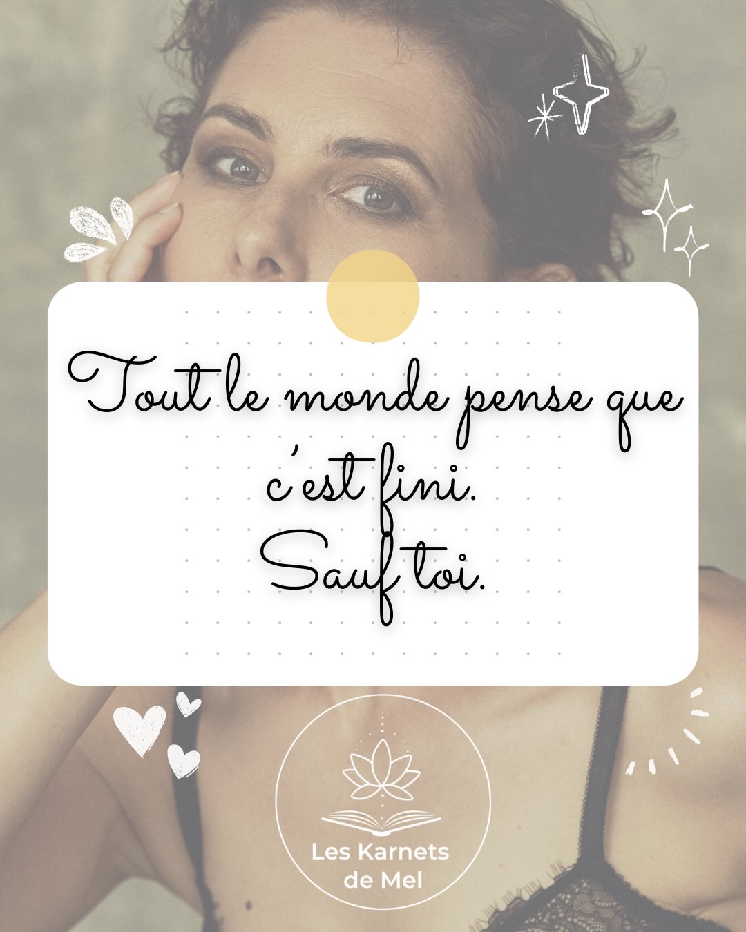 Quand les traitements s’arrêtent, tout le monde semble respirer à nouveau.
« Ça y est, c’est derrière toi. »
« Tu peux passer à autre chose. »
Mais à l’intérieur de toi, rien n’est fini. Des peurs qui sont encore gravées.
Un corps qui renvoie une image différente.
Une vigilance qui ne se désactive pas d’un coup et qu’il faut apprivoiser.
L’après-maladie est souvent plus silencieuse et invisible que la maladie elle-même. Et plus solitaire.
Toi aussi tu as ressenti cette solitude ? Dis moi comment tu t’es sentie.