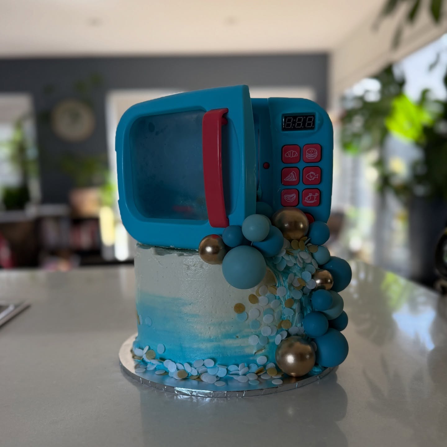 I was thrilled to create this custom microwave themed cake for a very special 1st birthday celebration 🎉
This design was inspired by the birthday boy’s absolute favourite toy — a microwave — which he lovingly shares (and occasionally battles over 😅) with his older brother. What a beautiful way to celebrate not only turning one, but also the special bond between siblings 🤍
This cake featured a rich chocolate mud cake, filled with a gooey chocolate ganache and paired with whipped cream for the perfect balance of indulgent and light. It was iced in smooth buttercream frosting and decorated as a fun birthday explosion, bringing the microwave theme to life for the little man’s big day 🎂💥
This cake was proudly gluten free, lactose free and nut free, staying true to what Tessie’s Treats does best — creating allergen-friendly sweet treats without compromising on flavour or fun 🎂🫶🏼
Thank you for trusting Tessie’s Treats to be part of such a meaningful milestone 🤍