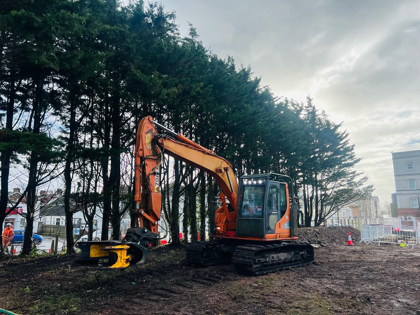One of today’s projects utilised our forestry guarded tree shear. We assisted Titchfield Tree Services by mechanically dismantling 50 Leyland Cyprus and various other trees on this development site. Works commenced, following the onsite induction and a brief of our site specific RAMS. All trees were safely dismantled, stacked and ready for whole tree chipping by 12 noon… efficiency at its best.
If you have any mechanised arb requirements please feel free to get in touch.
Info@wallacetimber.co.uk
01428727799
07775834129
#mechanisedarboriculture #forestryequipment #forestry #forestrycontractors #contracthire #mechanicaltreedismantling #wallacetimberservices #compliance #efficency #grapplesawtruckcompany #treeshear #uk
