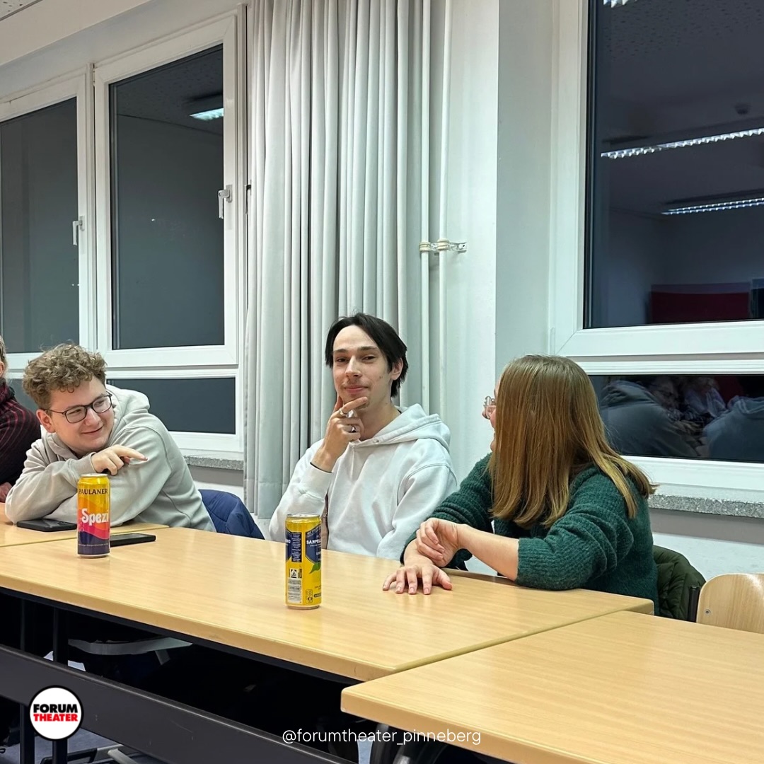 Gestern Abend haben wir uns zur Mitgliederversammlung getroffen, gemeinsam zurückgeblickt und auf die kommenden Monate geschaut.
Neben Berichten aus den Gruppen und dem Ausblick auf unsere nächsten Produktionen standen auch Vorstandswahlen an.
Unser bisheriger Kinder- & Jugendkoordinator Ben-Luca Zoschke gibt sein Amt nach über 6 Jahren ab.
Wir danken dir für dein großes Engagement und deine Arbeit in unserer Nachwuchsförderung!
Ganz verabschieden müssen wir uns aber nicht,
Ben-Luca bleibt Teil des Vorstands und übernimmt ab sofort die Verantwortung für unsere Presse- & Öffentlichkeitsarbeit. 📰✨
Das Amt der Kinder- & Jugendkoordinatorin übernimmt künftig Lina Rüberg. Lina ist seit 2016 im FORUM THEATER und stand damals erstmals in unserer Jugendgruppe auf der Bühne. Seitdem begleitet sie den Verein aktiv und wir freuen uns sehr sie im Vorstand zu begrüßen.
Vielen Dank an alle Mitglieder für den schönen Austausch.
Wir freuen uns auf alles, was 2026 gemeinsam entsteht! 🎭