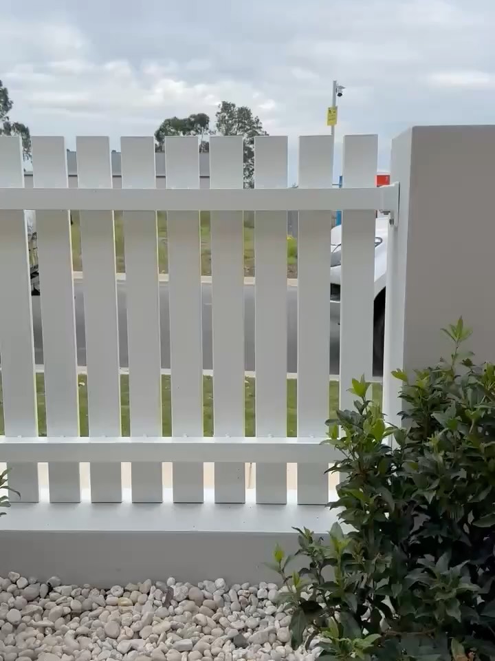 Aluminium Flat Top Picket - We installed these panels on this rendered wall between the pillars – giving this front yard just the right amount of privacy without blocking style, views, or airflow.
Landscaping: @generate_landscapes
📍 Gables NSW
