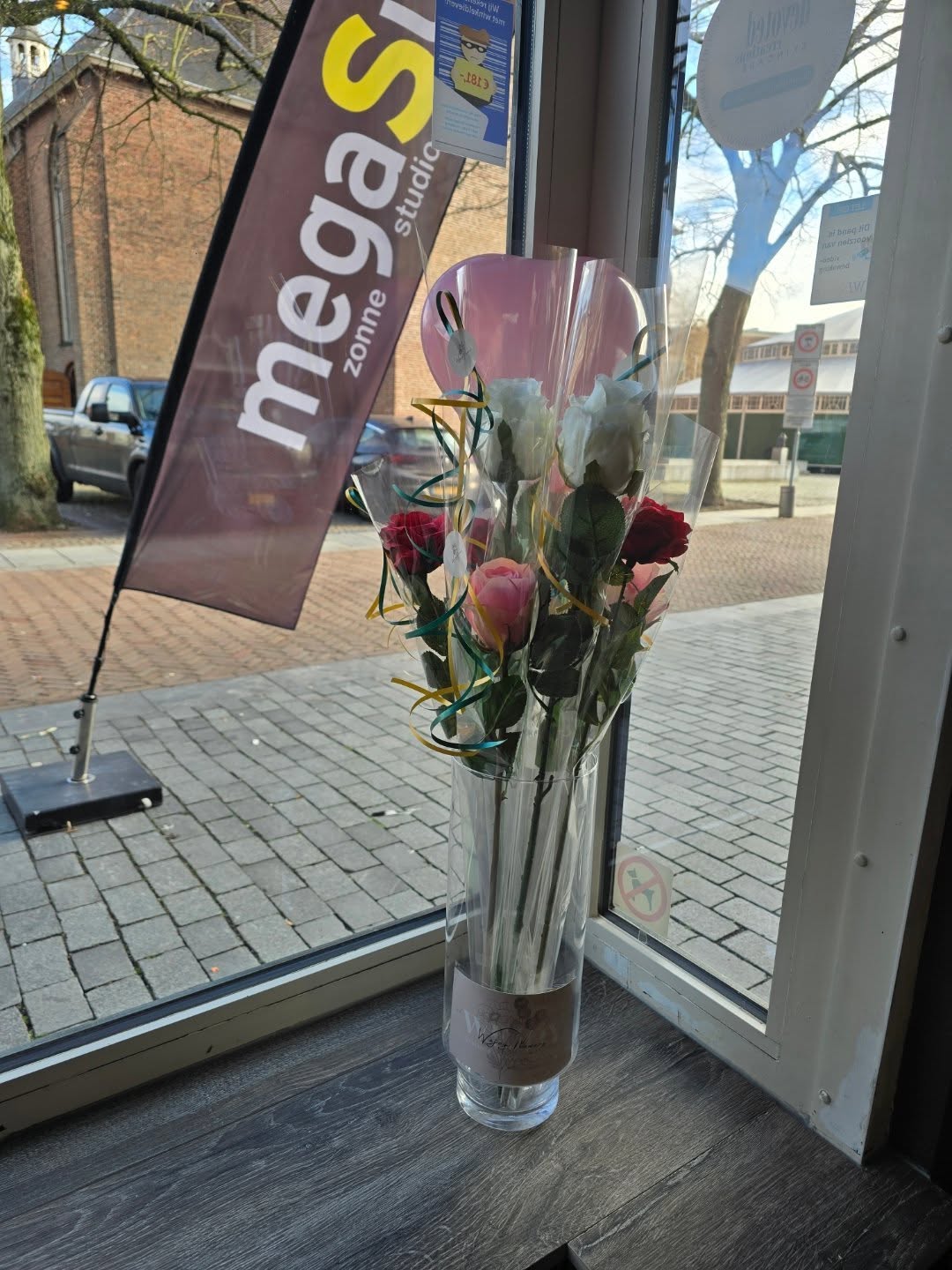 Een roos voor jouw geliefde❤️🌹Bij @megasun_schijndel staan ze voor u klaar. En kunt u meteen genieten van een heerlijke zon sessie! Fijne valentijn iedereen❤️