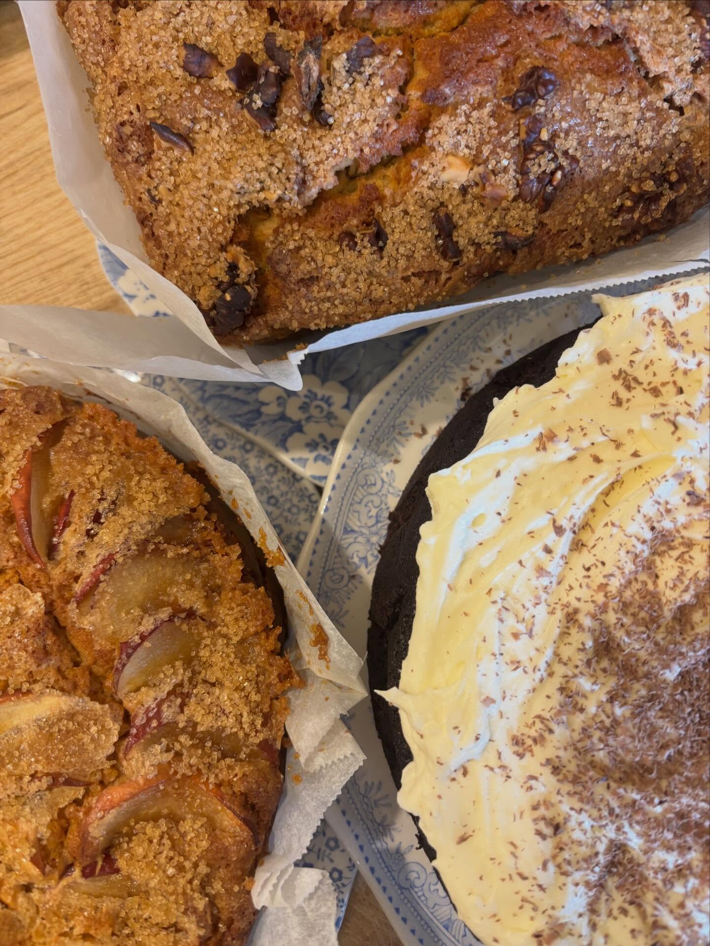 Let me introduce you to these cakes…🍰
Meet the banana & walnut loaf at the top of the trio🍌
Get to know the apple sponge on the left🍎
And if you’re feeling wild, try the chocolate and Guinness cake- topped with cream cheese frosting🍫