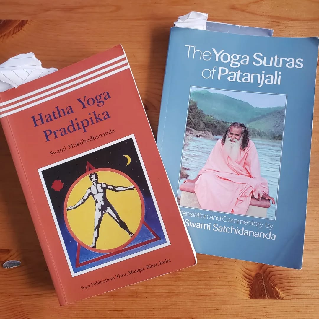 Nouveau cycle FONDATIONS 🧠🤓 Est ce qu'on peut "faire" du yoga ? C'est la question que vous explorerez avec @nancy__siam !
"Je vais au yoga." / "Je cherche un bon cours de yoga."
Lorsqu'on dit yoga dans le langage courant, on pense exercice physique ou pratique posturale. Or, l'étude des textes classiques (en image), cultiver le non-attachement ou aider les autres sans contrepartie sont autant de façons de pratiquer le yoga. 🙏
Nous dédirons 4 ateliers à l'étude des textes classiques pour redonner du sens à notre pratique et cultiver le yoga au sens large.
Pas de panique, il y aura tout de même une pratique physique à chaque séance. 💪
Pour bien commencer l'année 2025, ces séances seront justement l'occasion de voir quelle place donner à la pratique posturale et comment l'aborder avec les principes du yoga à l'esprit.
Ça commence ce samedi ! Pour vous inscrire, suivez le lien en bio 👩💻
#yogafrance #atelier #sosaintouen #ashtanga #yogapourtous #yogapourtouslescorps #yogasutras #patanjali #hathayoga #saintouensurseine #moiaussiyoga