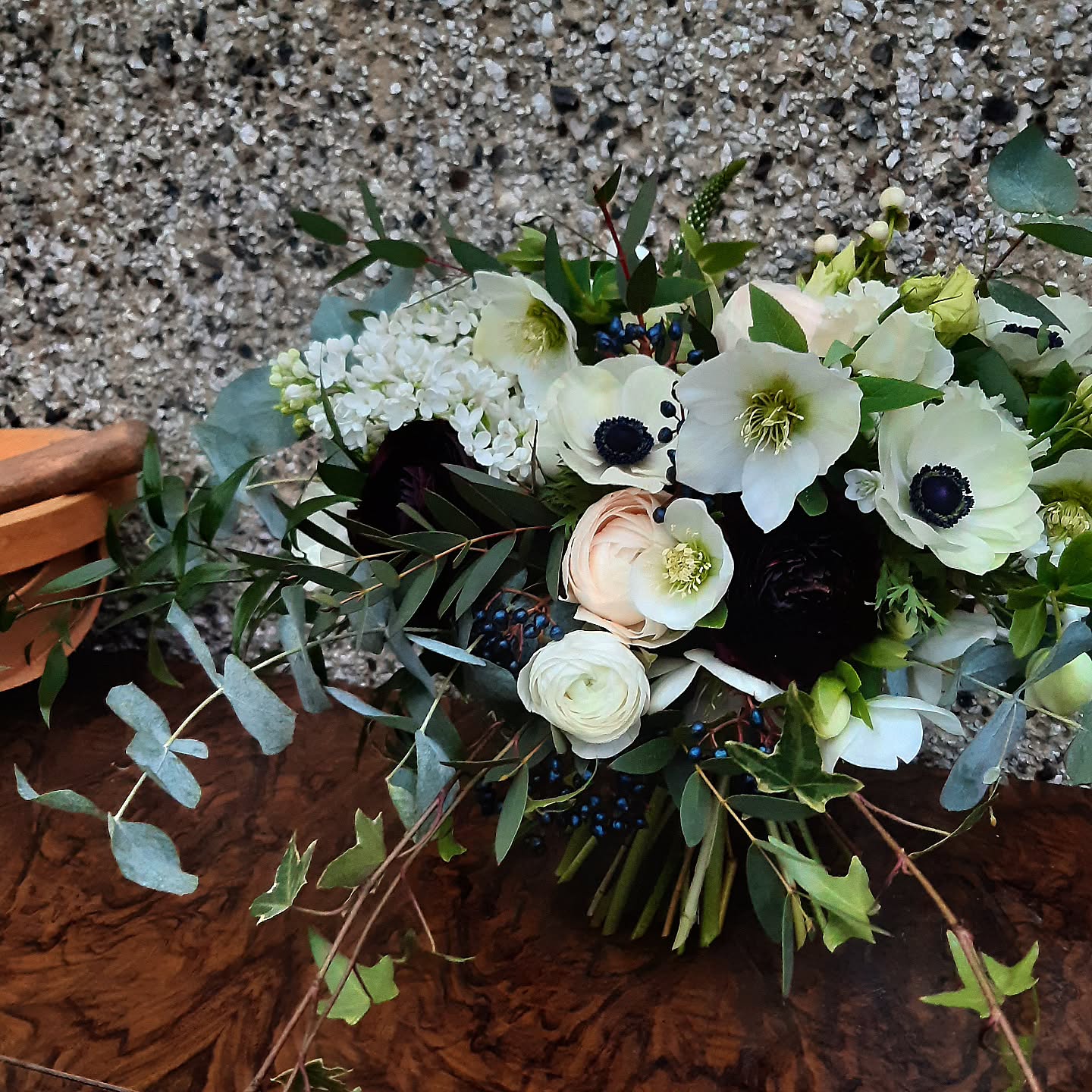 🌿 Flashback to this winter bridal bouquet from 2022 (before we painted the house!)
Love love love hellebores and they make such a delicate addition to a bouquet for this time of year
#winterweddings
#surreyweddingflowers
#surreyflorist