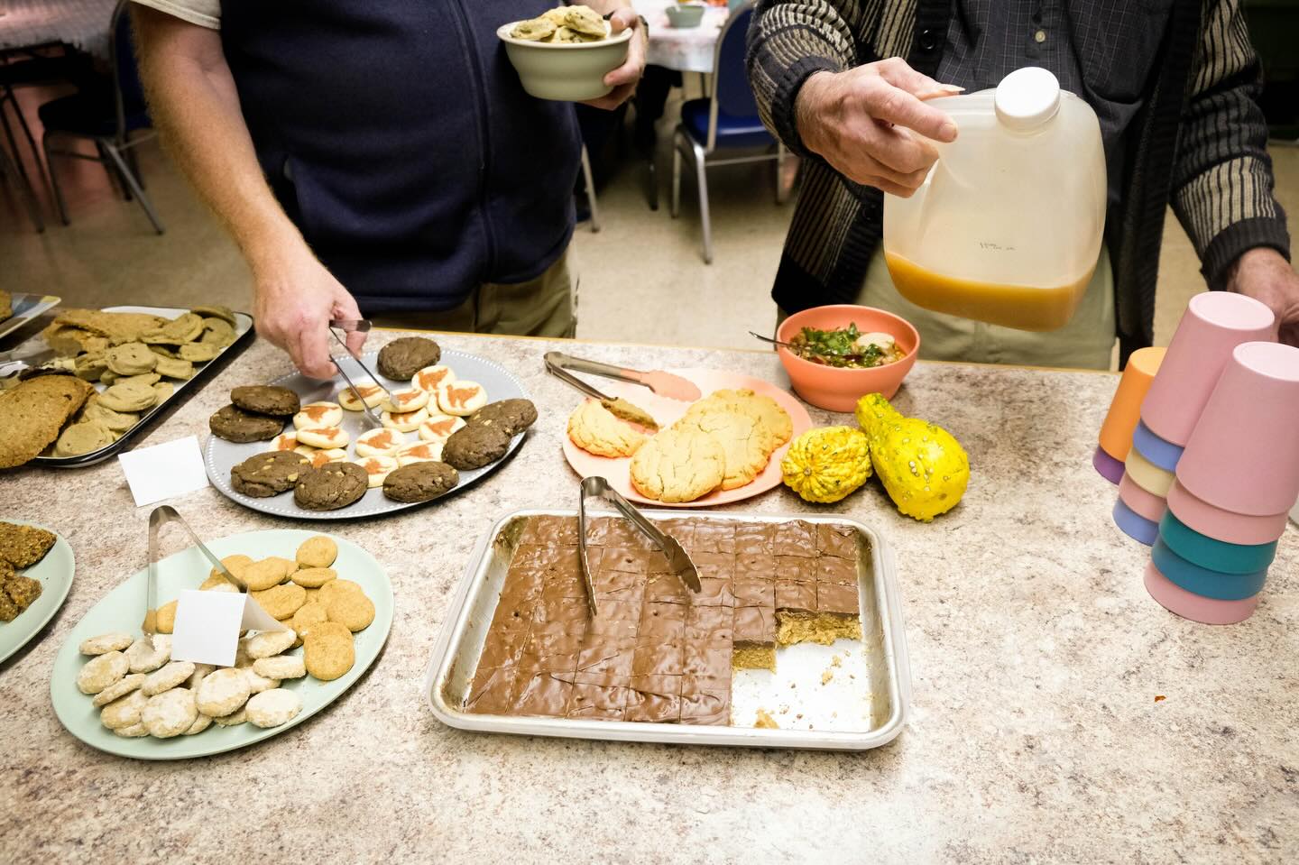Thank you for coming together to cook, serve, share dinner and clean 3 times a month for a community gathering where all are welcome!! Community meal nights are our favorite nights 🥰 Last night, 20 people volunteered their time to make our community meal a success. Wanna help out? We need homemade desserts and door greeters for our 2/18 meal:) Volunteer link is in our bio. We appreciate you 🩷