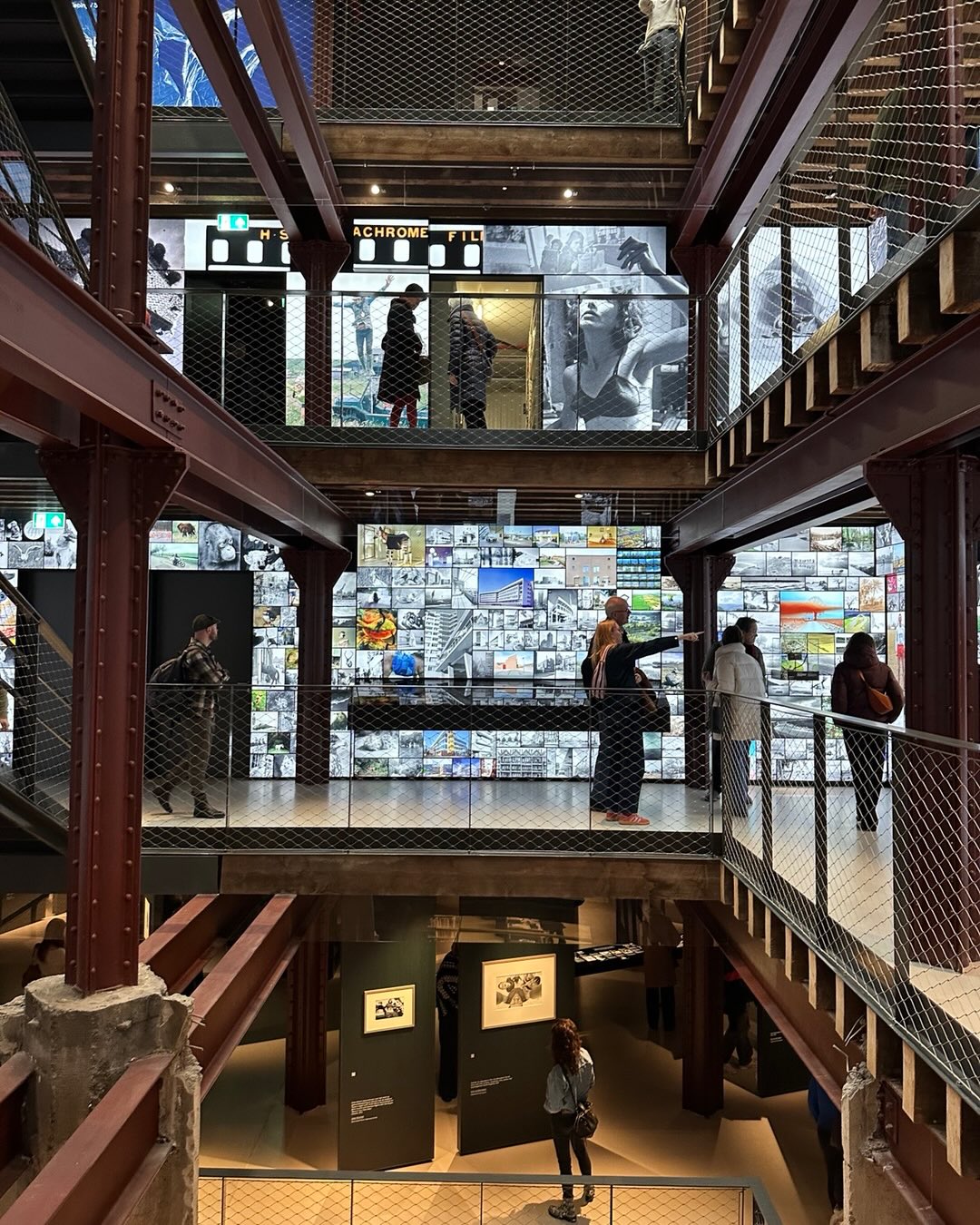 Wat een feest! ✨ Vandaag genoten van een inspirerend bezoek aan het Nederlands Fotomuseum in het prachtige Santosgebouw. 📸
Trots op Rotterdam! Weer een icoon rijker! @nlfotomuseum
#NederlandsFotomuseum #Santosgebouw #Rotterdam #Museumbezoek #Fotografie KunstEnCultuur WatEenFeest