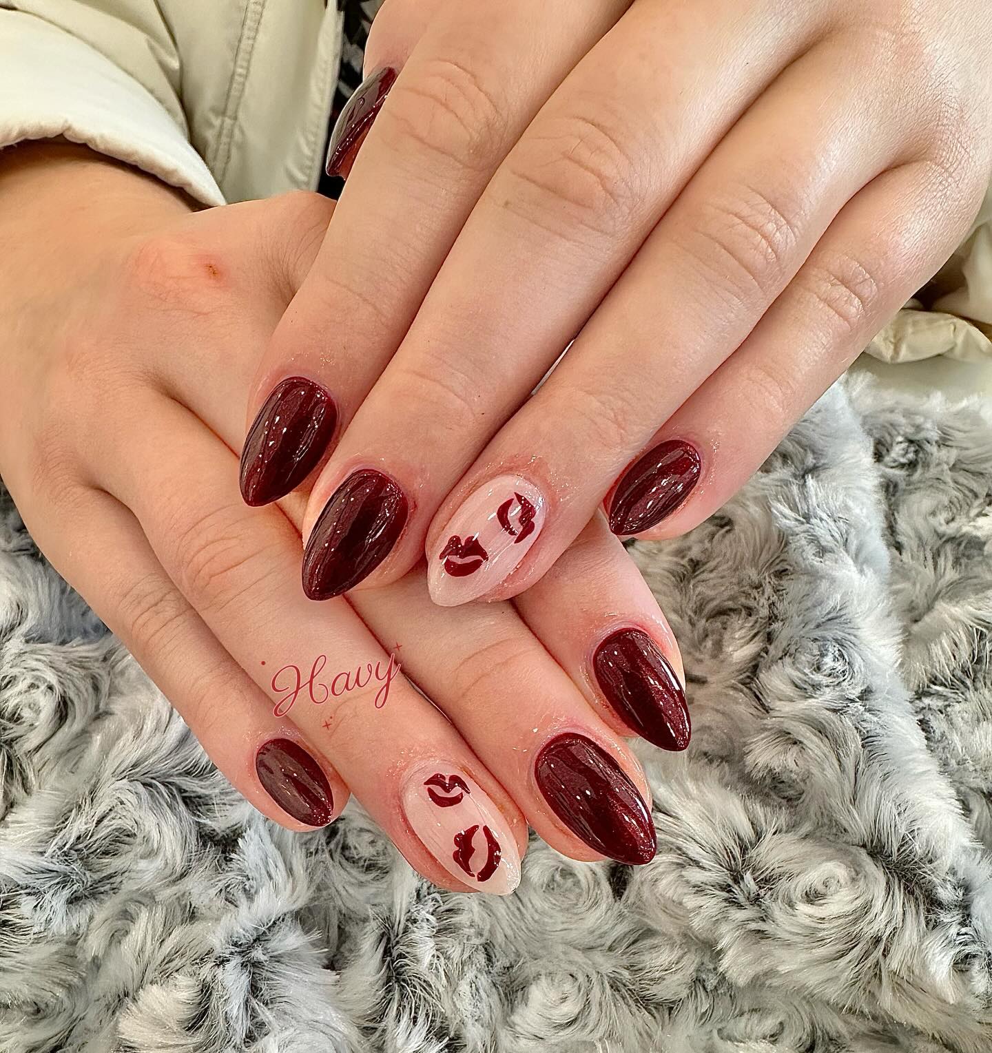 Kissy nail for Valentines @havynailbeautybar 😘😉