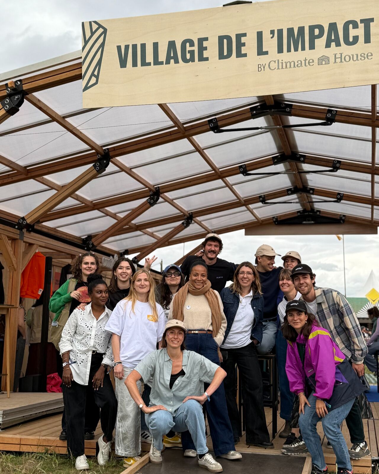 ✨ Shot de solutions positives pour les festivalier·es entre deux concerts ce week-end à @welovegreen avec la team @climatehouse_paris !
Alimentation, transports, mode durable, économie du partage, économie circulaire, finance durable, préservation de l'eau, justice sociale, influence responsable... Il y en avait pour tous les goûts 😍
Bravo Anaïs Therond et Luna Raix 🌍 pour cette magnifique programmation, on était ravies de pouvoir aller interviewer toutes ces Pépites et constater l'enthousiasme des festivalier·es sur ces sujets ❤️🔥
@poppins.app @makesensefr WeTakePart 3.5 Omie Jack Meal Water Family - Du Flocon à la Vague La Fresque de l'Economie Circulaire Sailcoop Paye ton influence et bien sur la team We Love Green avec Zoé COMPOINT et Ambre ROY 🍀