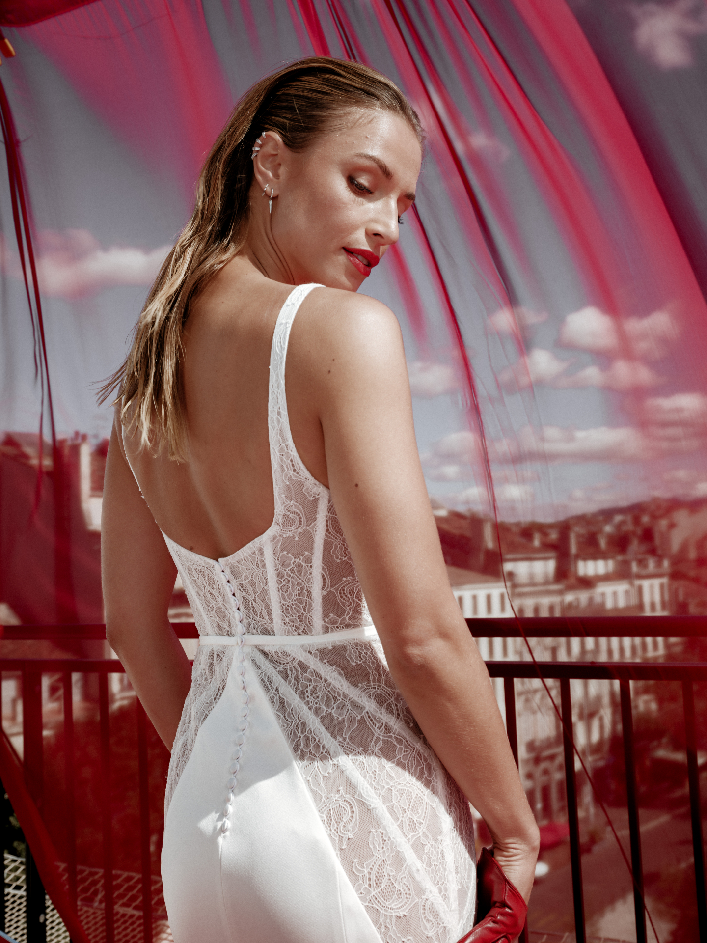 À la recherche d’une robe de mariée bi-matière ?
Une robe de mariée bi-matière c’est l’association de deux matières complémentaires pour créer du relief, de la profondeur et une silhouette équilibrée.
Ici, le crêpe satiné, pour sa tenue et sa modernité, rencontre la dentelle ou la broderie, pour la délicatesse et le détail couture.
Une approche à la fois contemporaine, féminine et intemporelle.
Découvre quatre créations bi-matière pensées pour des mariées en quête d’élégance, de caractère et de subtilité :
1 & 2. Lory
3 & 4. Louise
5 & 6. Lula
7 & 8. Gardi.
✨ Envie d’une robe qui magnifie ta silhouette ? Si tu rêves d’une robe qui respecte ton corps au lieu de le contraindre, prends rendez-vous et viens vivre l’expérience du sur-mesure. Je t'accompagnerai pas à pas pour créer la robe qui te ressemble
#robedemarieesurmesure #weddingdress #mariage2026 #madeinfrance