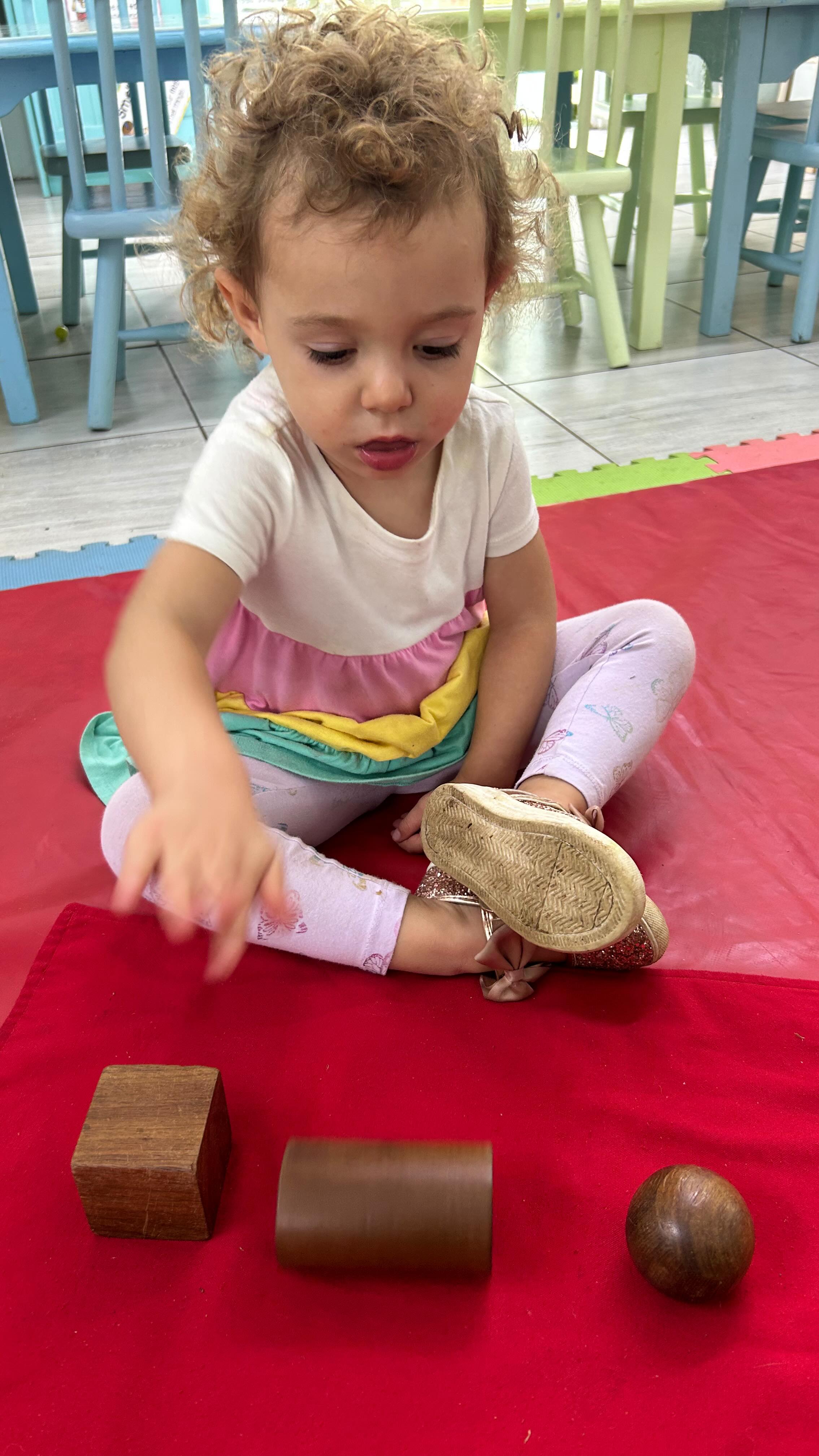 Quiet concentration, purposeful hands and growing independence, working with the Montessori materials🌳When children are given the time and trust to work at their pace, confidence naturally blossoms ☘️